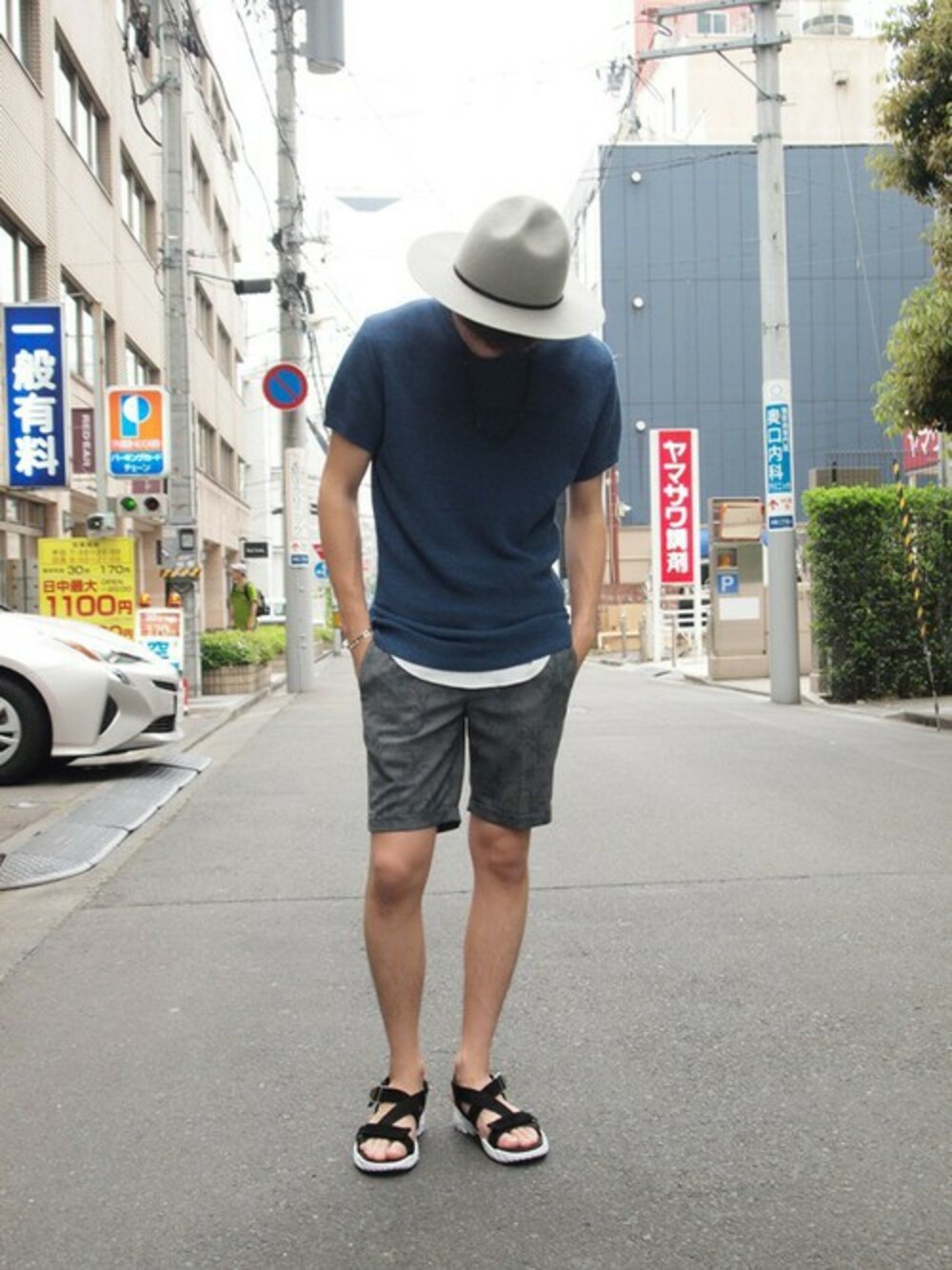 ブルー系のニット/セーターを着用したメンズの夏コーディネートの1枚目の写真