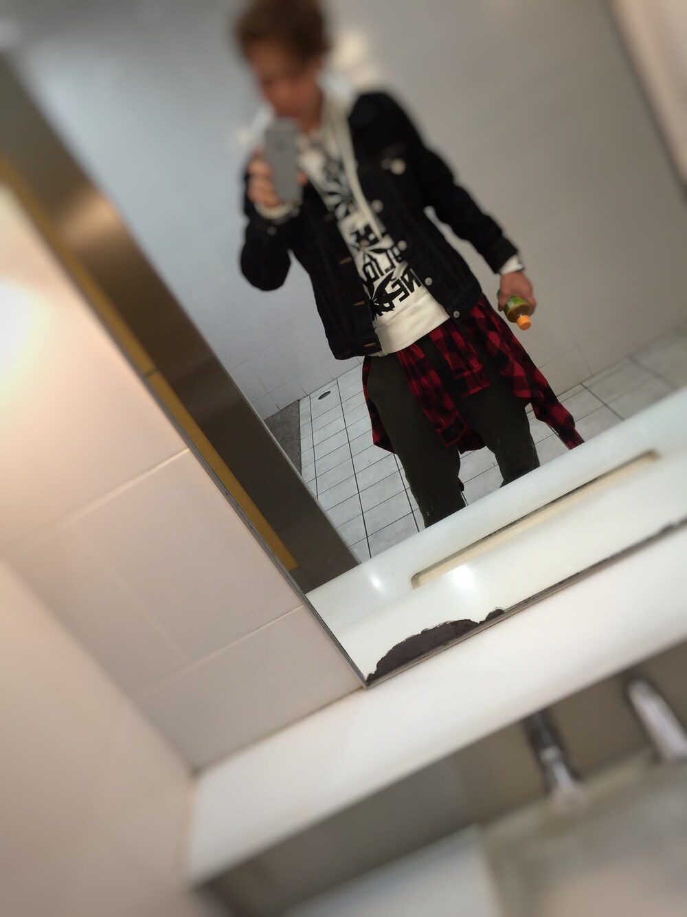 「no brandのアイテム（デニムジャケット、ブラック系）」を使った、Ryuki Nakaseraさん（メンズ・167cm）の冬コーディネートの1枚目の写真