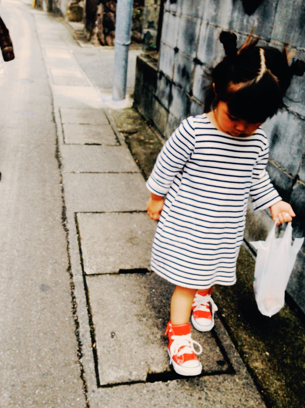 「セブンで風船とプリン買ってもらった、忘れてきた、おっちょこちょい」｜「無印良品のアイテム（ワンピース、ホワイト系）」を使った、kaebouさん（キッズ・90cm）の秋コーディネートの1枚目の写真