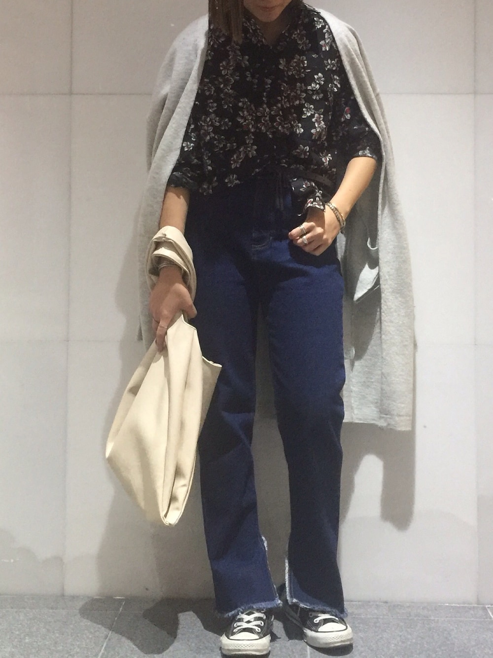 「柄シャツ、デニム、ロングカーディガン」｜「goocyのFLOWERPRINTブラウス（シャツ/ブラウス、ブラック系）」を使った、goocyさん（レディース・158cm）の冬コーディネートの1枚目の写真