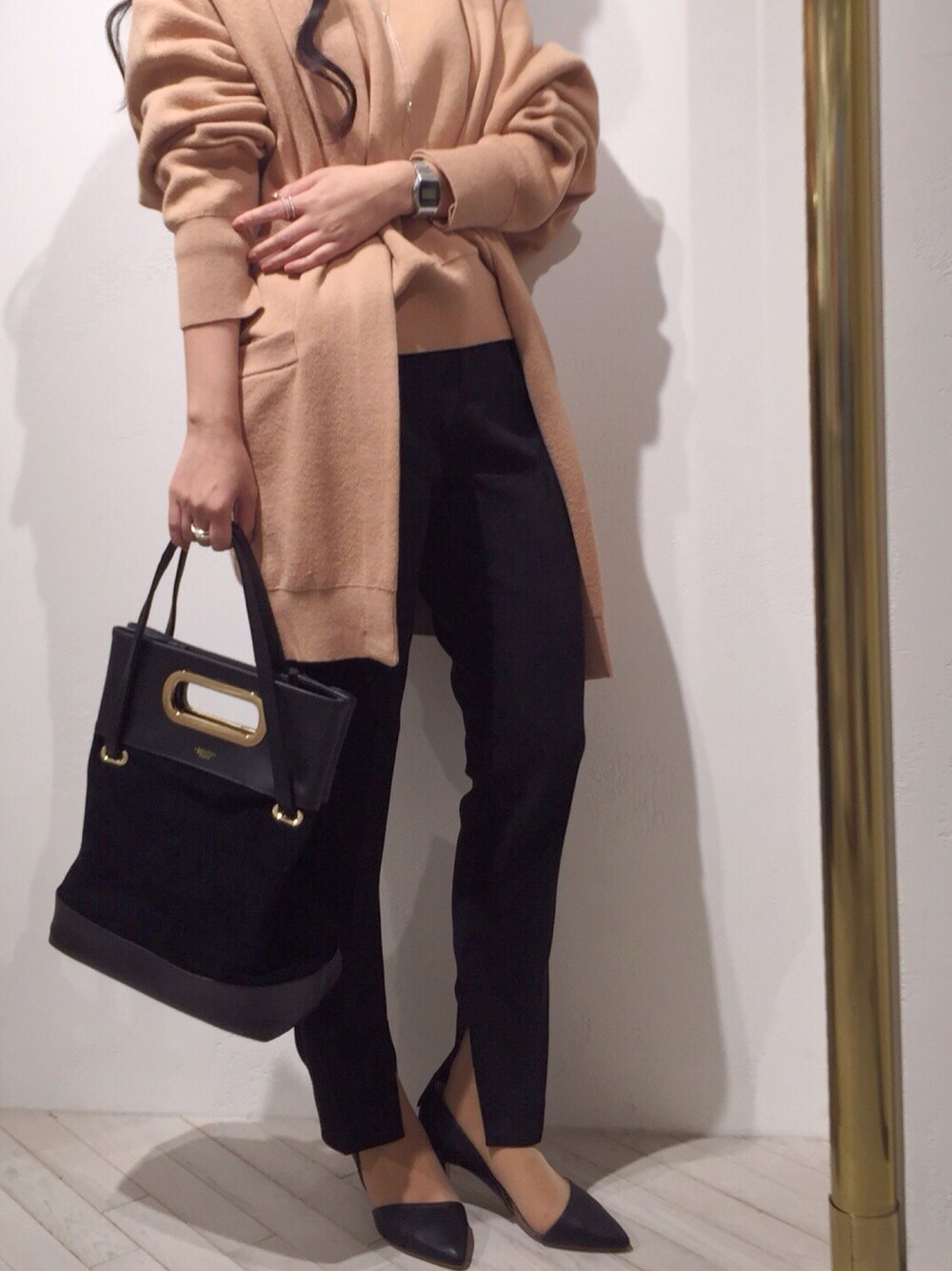 ブラック系のその他パンツ、ブラック系のパンプス、ブラック系のショルダーバッグを着用したレディースの冬コーディネートの1枚目の写真