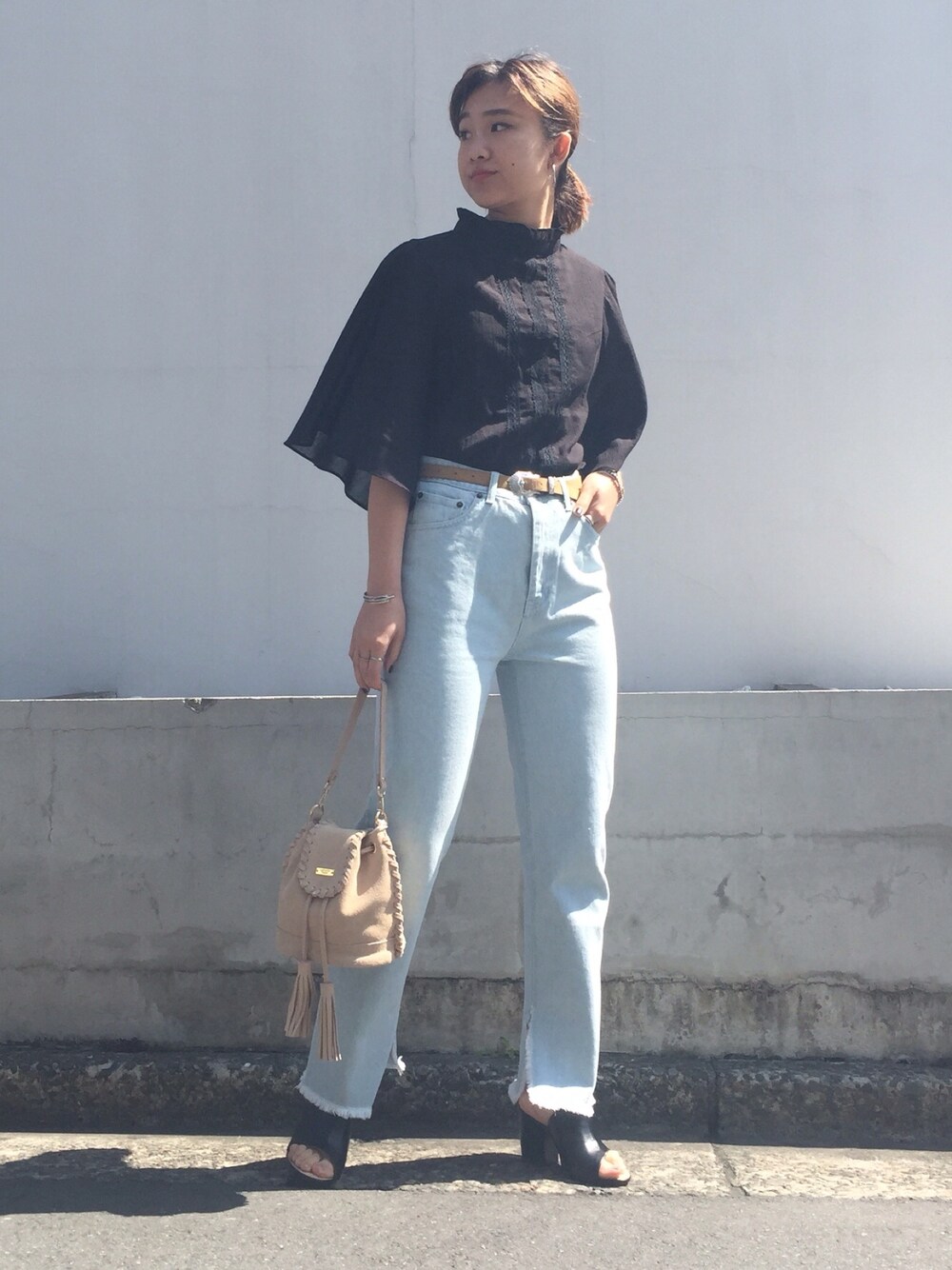 ブラック系のシャツ/ブラウス、ブルー系のデニムパンツ、ブラック系のサンダルを着用したレディースの春コーディネートの1枚目の写真