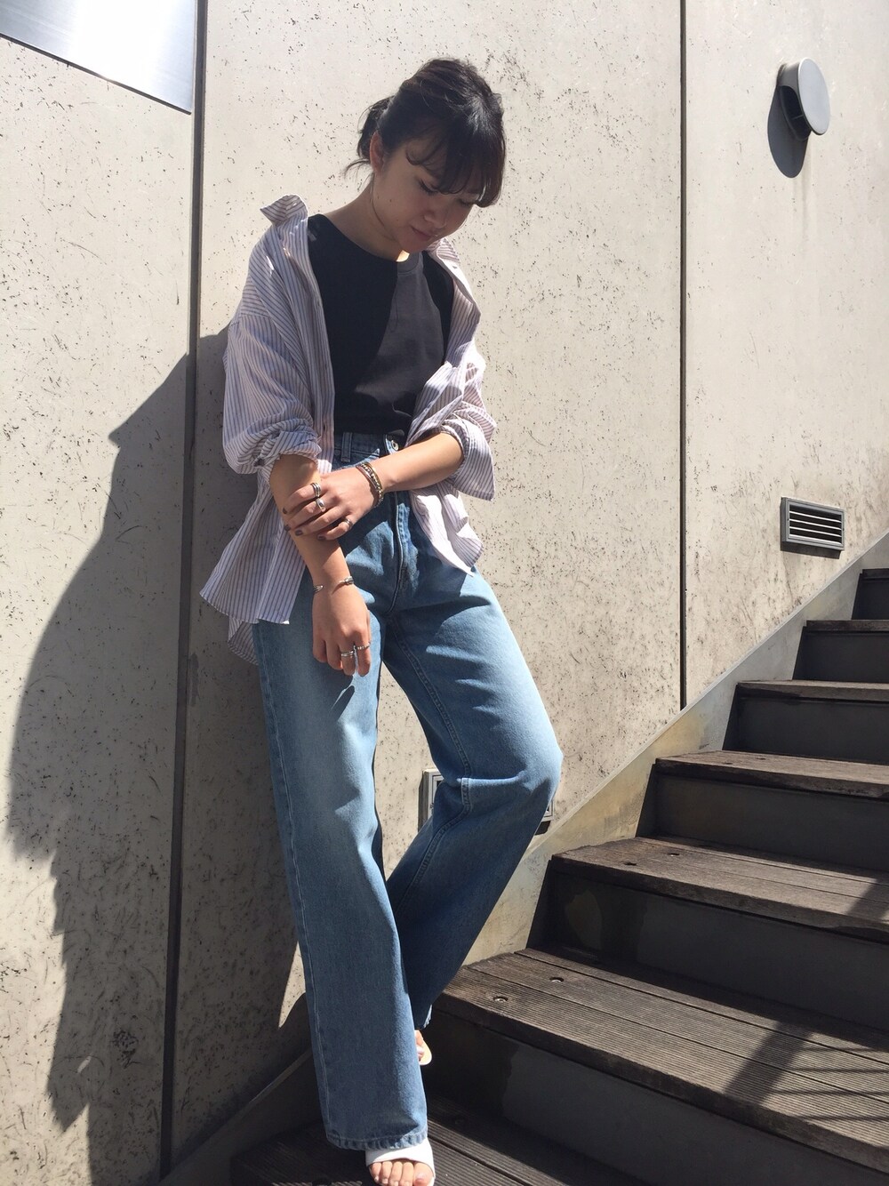 ベージュ系のシャツ/ブラウス、ブルー系のデニムパンツ、ホワイト系のサンダルを着用したレディースの春コーディネートの1枚目の写真