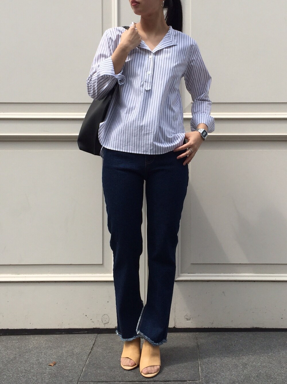 ホワイト系のシャツ/ブラウス、ブルー系のデニムパンツ、ホワイト系のサンダルを着用したレディースの春コーディネートの1枚目の写真