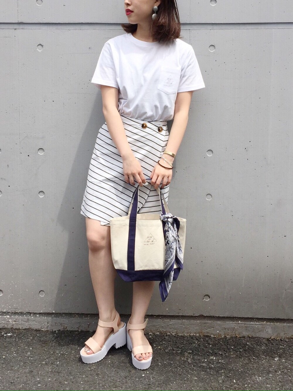 「夏コーデ、ラフ、巻きスカート、ボーダー、白Tシャツ、goocy、大人カジュアル、サンダル」｜「goocyのAIKA×goocyポケTEE（Tシャツ/カットソー、ホワイト系）」を使った、goocyさん（レディース・160cm）の春コーディネートの1枚目の写真