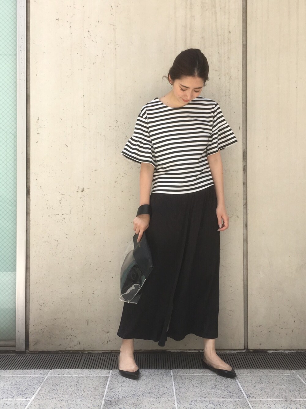 「ボーダー、ワイドパンツ、プリーツパンツ、モノトーン、ゆるコーデ」｜「goocyのフレア袖ボーダーカットTOP（Tシャツ/カットソー、ブラック系）」を使った、goocyさん（レディース・164cm）の夏コーディネートの1枚目の写真