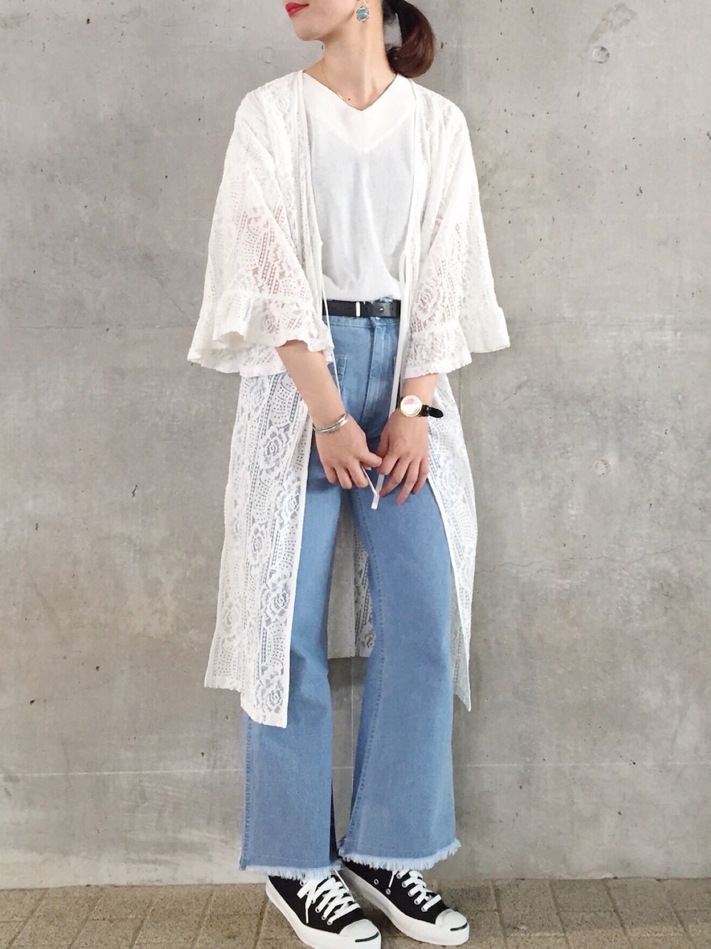 「ホワイト、大人カジュアル、デニム、ワイドパンツ、バギーパンツ、ブルーデニム、ラフ、スニーカー、レース、ガウン」｜「goocyのフレア袖レースガウン（シャツ/ブラウス、ホワイト系）」を使った、goocyさん（レディース・160cm）の夏コーディネートの1枚目の写真
