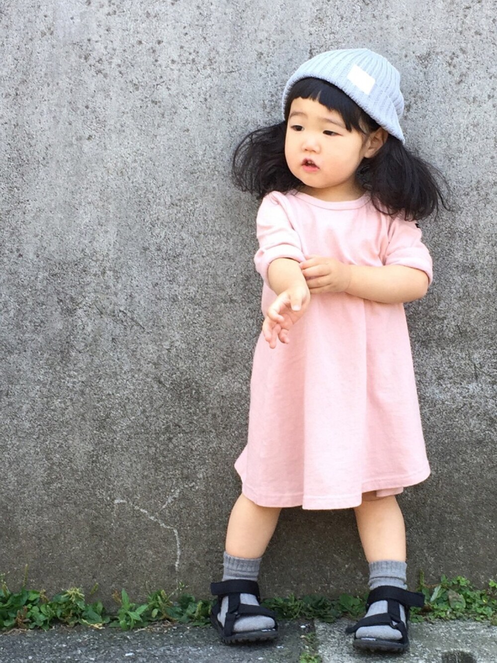 「ワンピース、ピンク、スポーツサンダル、サンダルに靴下、ニット帽、ピンク×グレー、シンプル、キッズコーデ、ドラフトCO」｜「URBAN RESEARCH DOORSのFORK＆SPOON ニットキャップ（ニットキャップ/ビーニー、グレー系）」を使った、hanamenさん（キッズ・80cm）の夏コーディネートの1枚目の写真