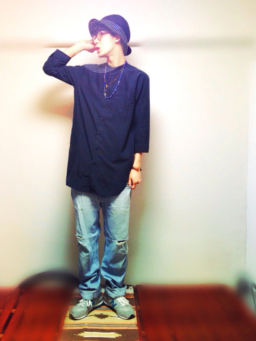 ブラック系のシャツ/ブラウス、ブルー系のデニムパンツ、グレー系のスニーカーを着用したメンズの夏コーディネートの1枚目の写真