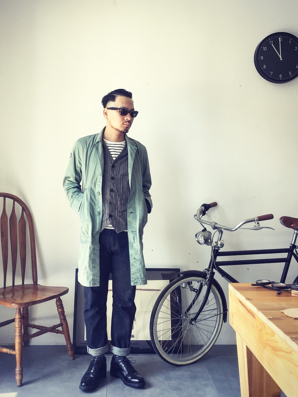 「LUKER BY NEIGHBORHOODのアイテム（トレンチコート、グリーン系）」を使った、ＣＨＲＩＳさん（メンズ・174cm）の秋コーディネートの1枚目の写真