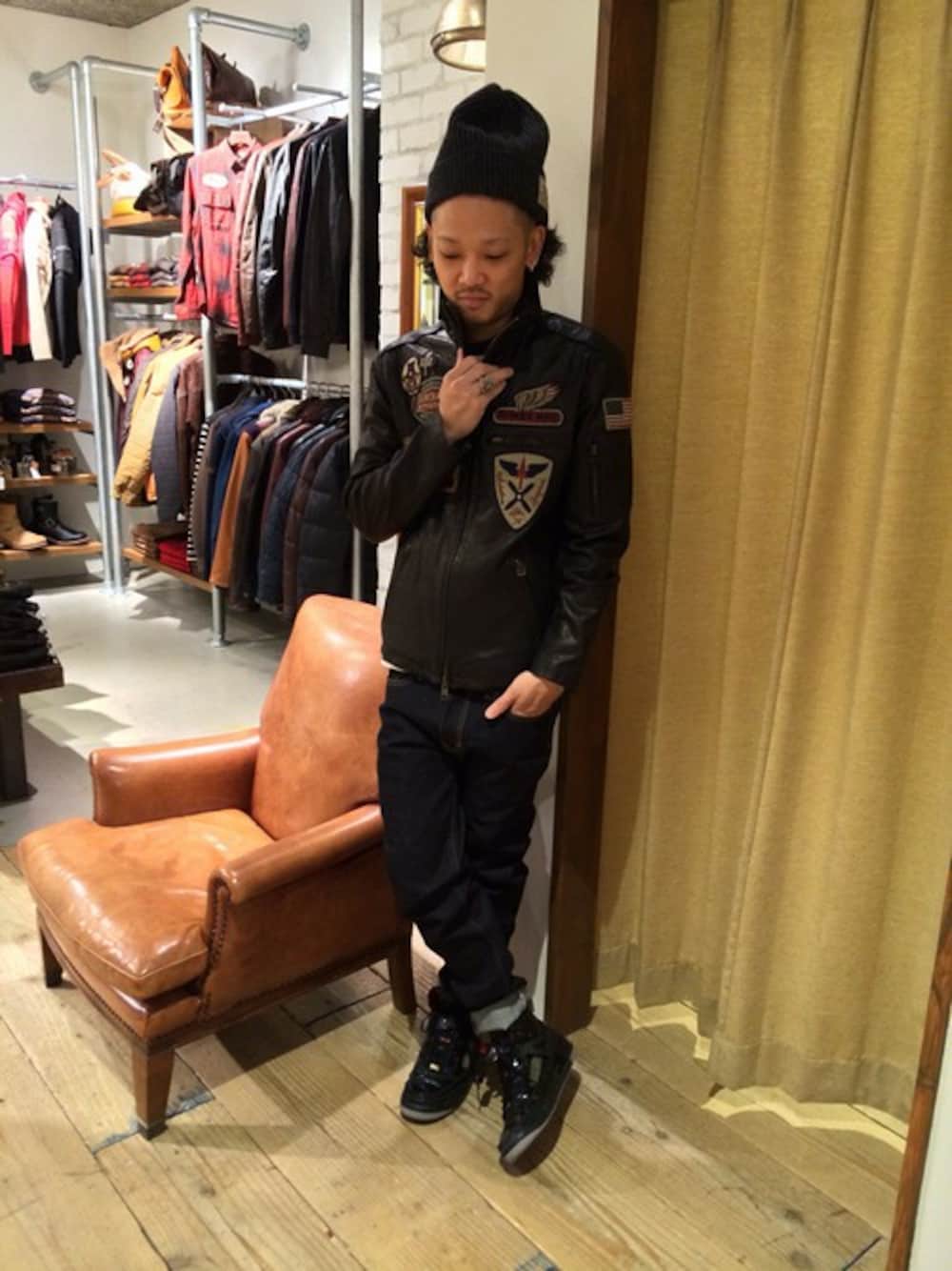 ブルー系のデニムパンツ、ブラック系のニットキャップ/ビーニーを着用したメンズの秋コーディネートの1枚目の写真