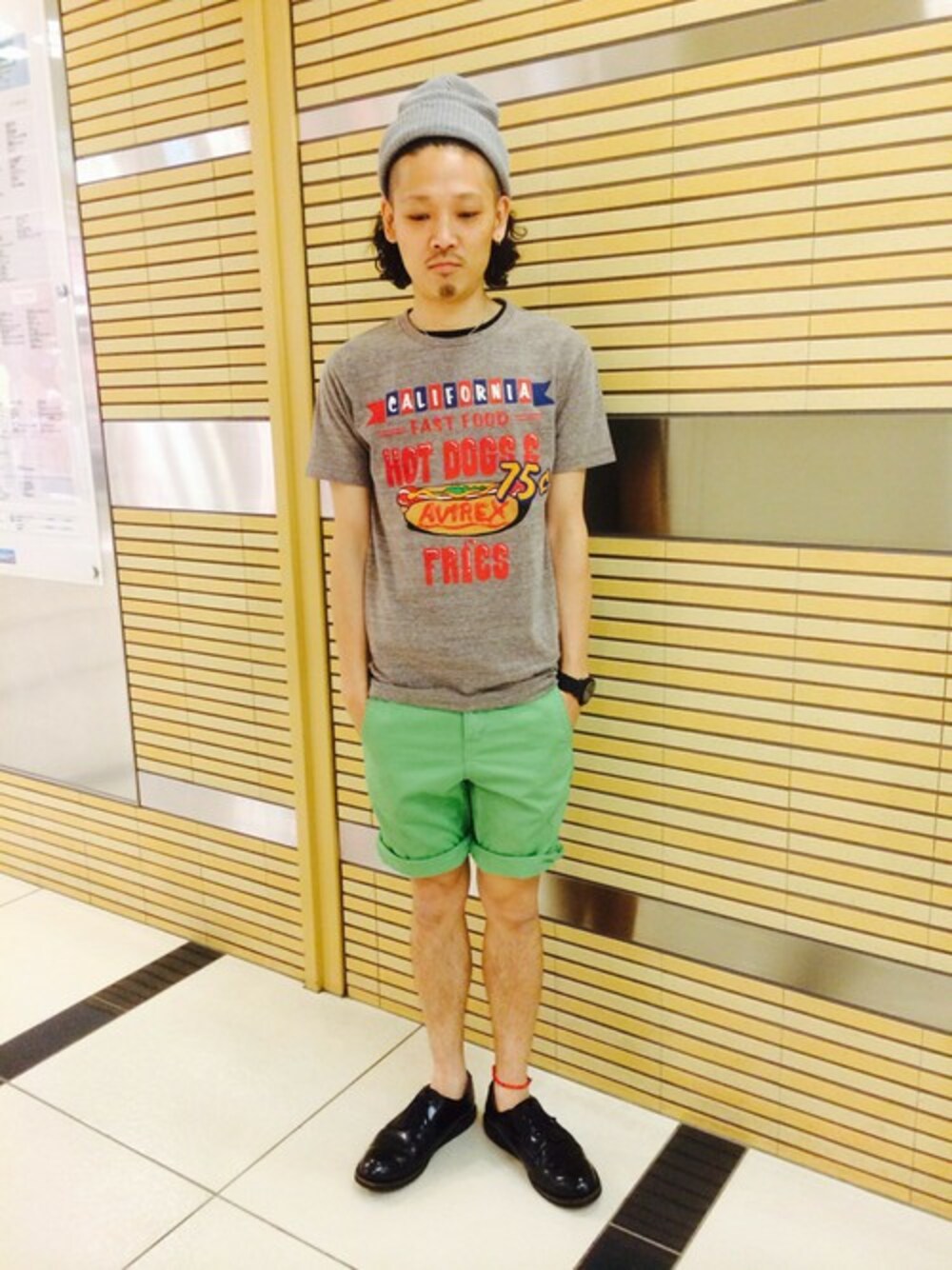 ブラウン系のTシャツ/カットソー、グリーン系のチノパンツを着用したメンズの夏コーディネートの1枚目の写真