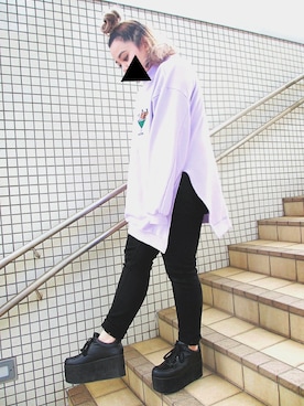 「パープル×黒」｜「アイテム（デニムパンツ）」を使った、キサキさん（レディース・162cm）の冬コーディネート