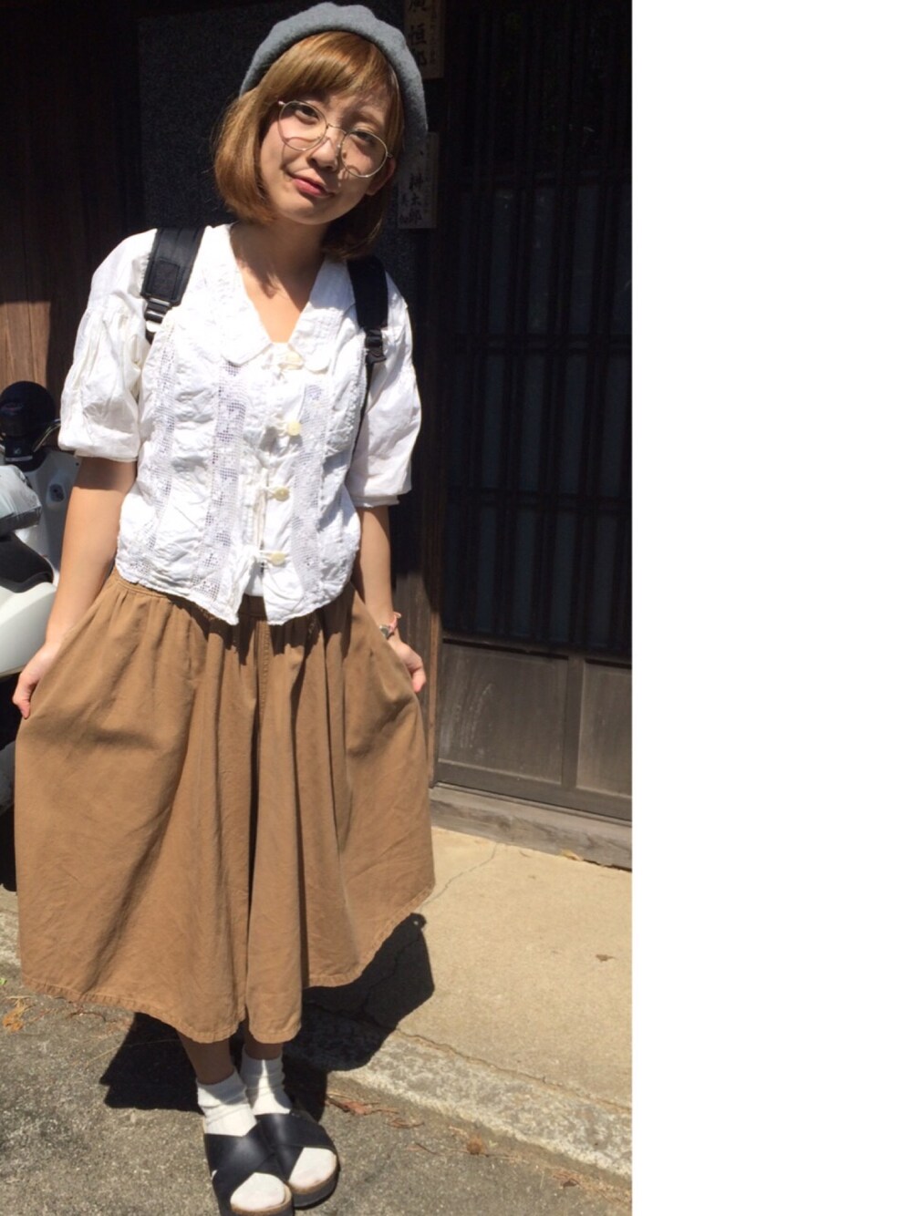 「秋のコーデ、ガウチョパンツ、丸眼鏡」｜「古着のアイテム（シャツ/ブラウス、ホワイト系）」を使った、comiさん（レディース・158cm）の秋コーディネートの1枚目の写真