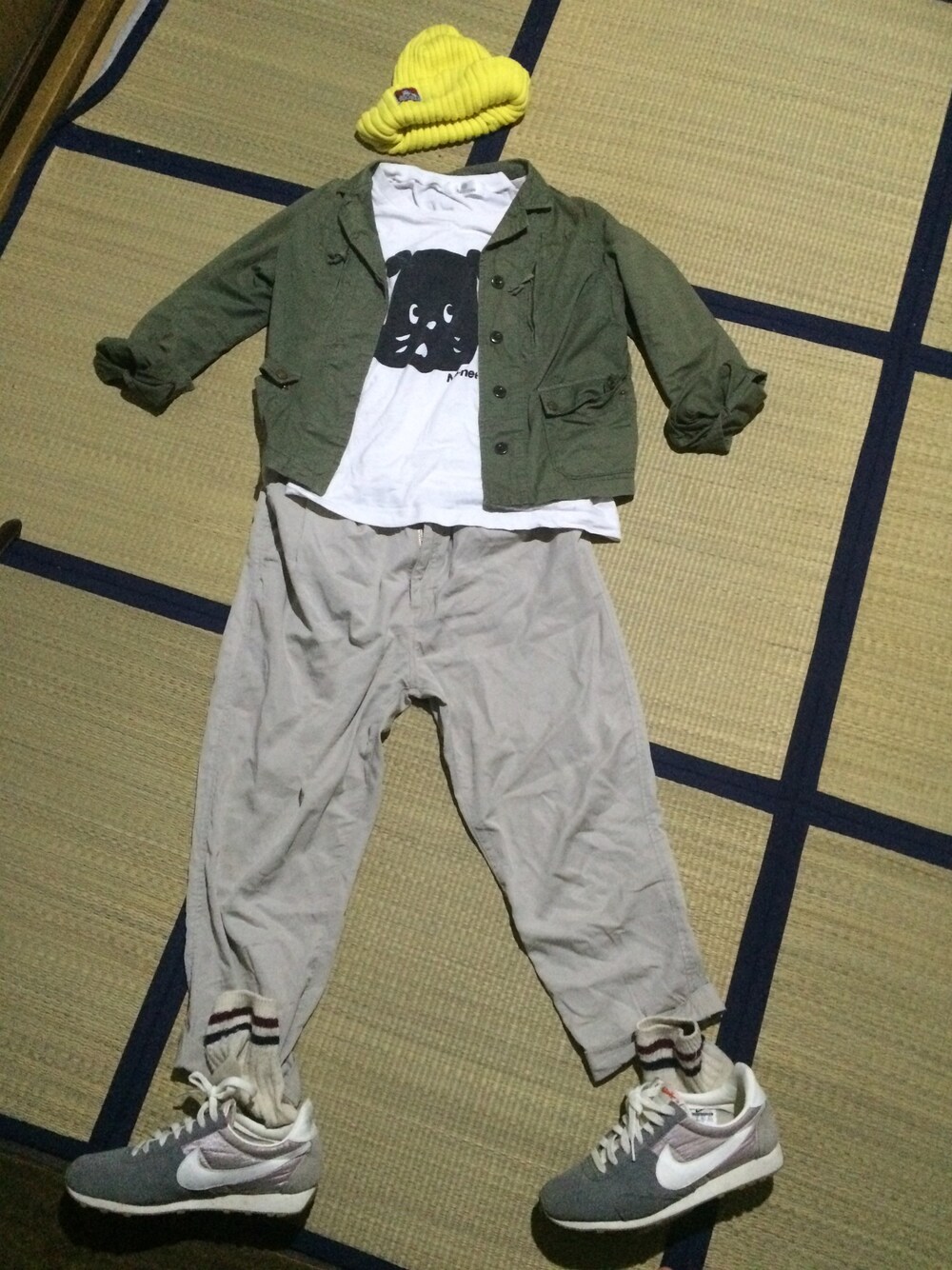 「黄色ニット帽、ミリタリージャケット、ナイキ、ネネット」｜「BEN DAVISのBEN DAVIS cotton KNIT CAP（ニットキャップ/ビーニー、イエロー系）」を使った、comiさん（レディース・158cm）の秋コーディネートの1枚目の写真