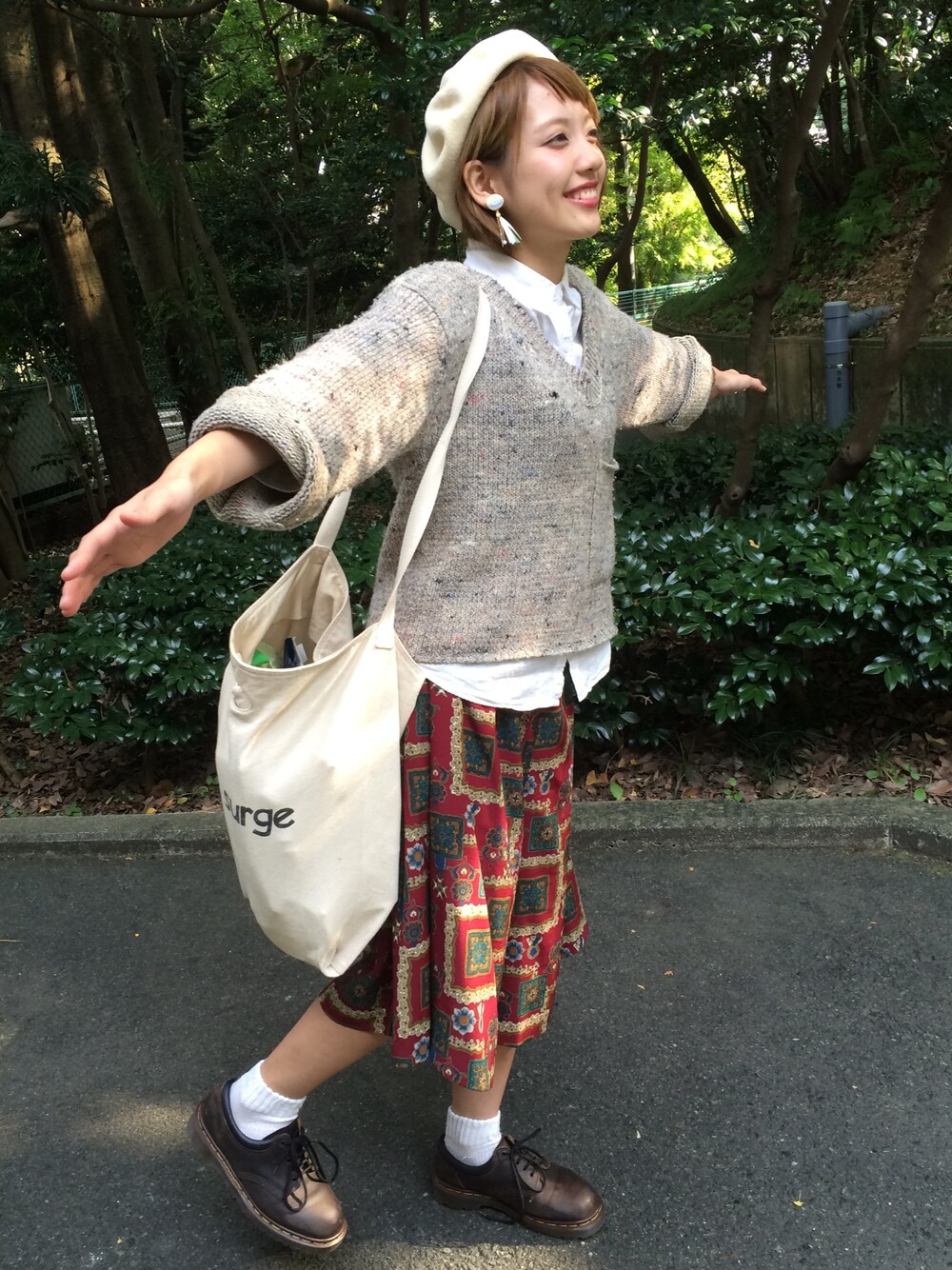 「ベレー帽、古着、ハンドメイド、おばあちゃん、ほっこり、ニット帽、切りっぱなし」｜「rivet & surgeのアイテム（トートバッグ、ホワイト系）」を使った、comiさん（レディース・158cm）の秋コーディネートの1枚目の写真
