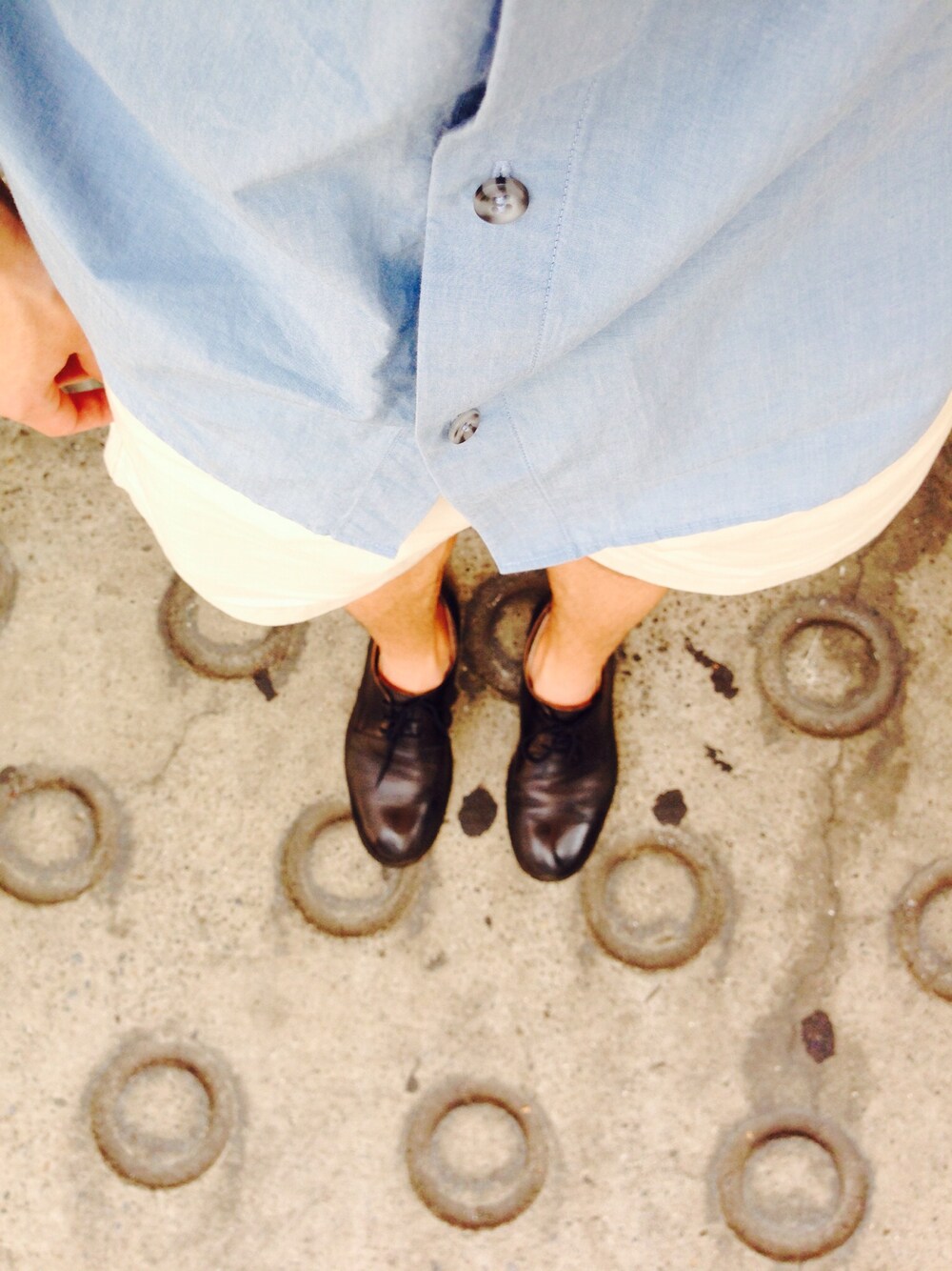 「A.P.C.、MHL.、革靴」｜「A.P.C.のCHEMISE 14E（シャツ/ブラウス、ブルー系）」を使った、midoriさん（メンズ・164cm）の夏コーディネートの1枚目の写真