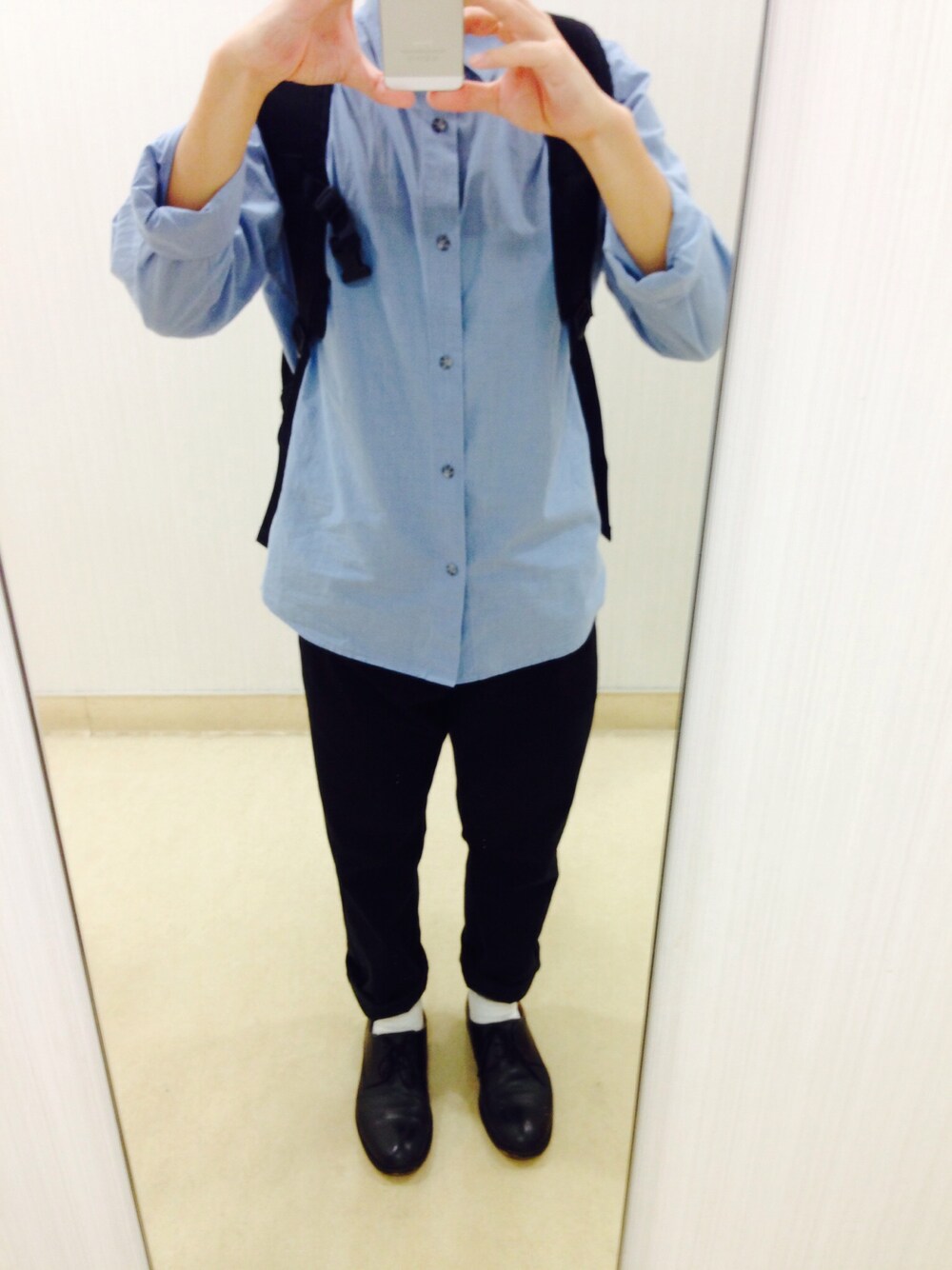 「UNIQLO、A.P.C.、green label relaxing、リュック、革靴、UNIVERSAL PRODUCTS」｜「A.P.C.のCHEMISE 14E（シャツ/ブラウス、ブルー系）」を使った、midoriさん（メンズ・164cm）の夏コーディネートの1枚目の写真