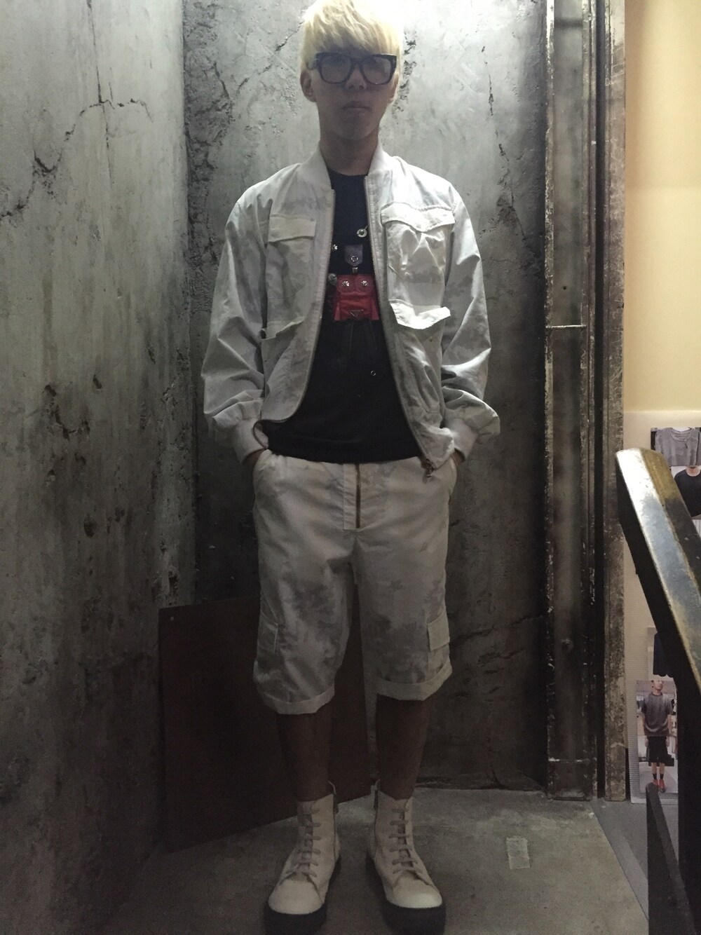 「革靴、ホワイト、セットアップ」｜「PRADAのアイテム（Tシャツ/カットソー、ブラック系）」を使った、きゃんたさん（メンズ・168cm）の春コーディネートの1枚目の写真