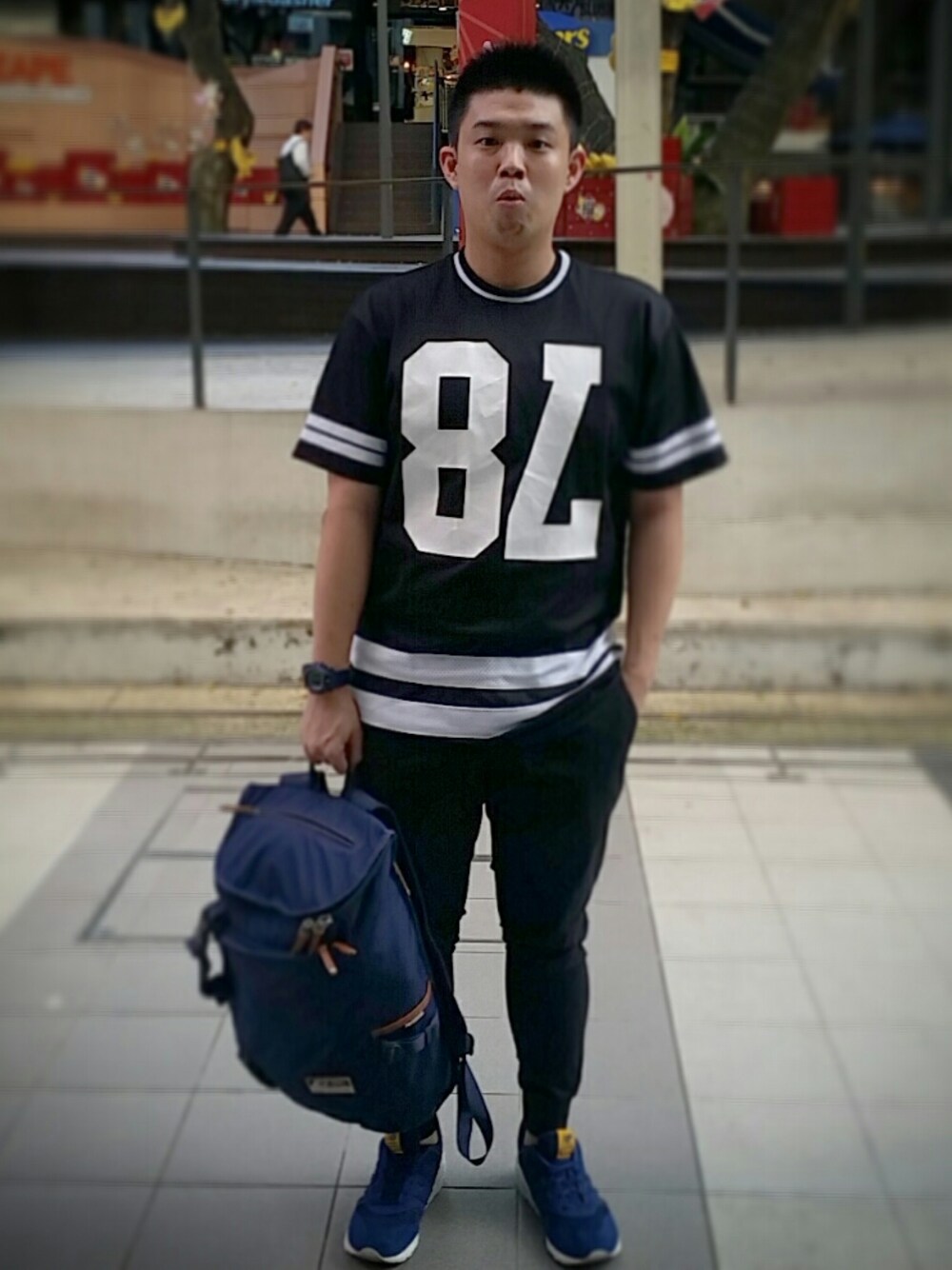 「NEWBALANCE、newbalancesg、H&M」｜「NEW BALANCEのアイテム（メッセンジャーバッグ、ブルー系）」を使った、derricknyxさん（メンズ・178cm）の春コーディネートの1枚目の写真