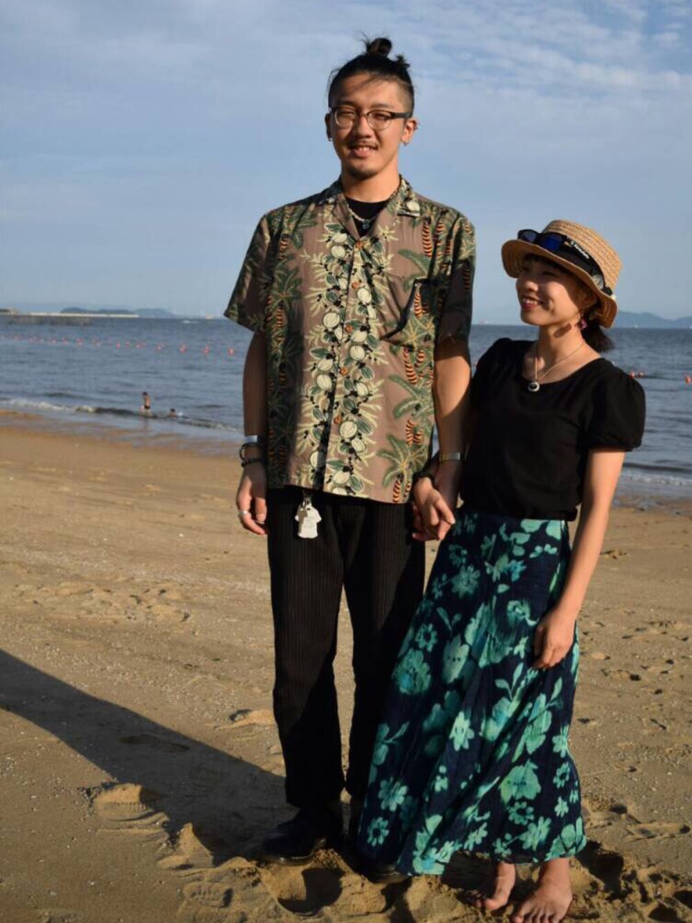 「海、デート、アロハシャツ」｜「Dr. Martensのアイテム（シューズ、ブラック系）」を使った、ヒラマツワカバさん（レディース・145cm）の夏コーディネートの1枚目の写真