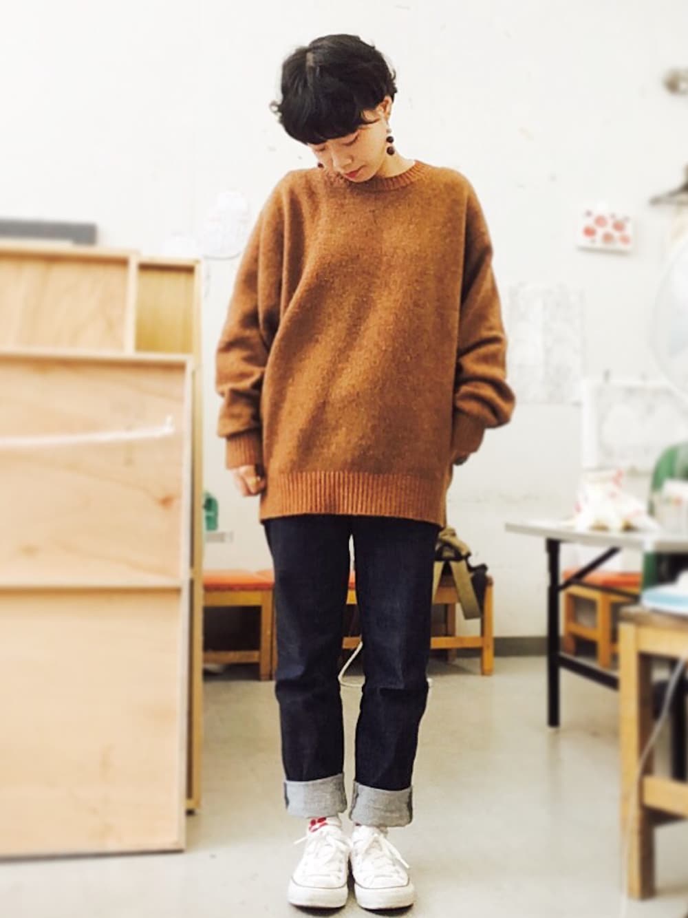 「ニット、デニム、秋のコーデ、秋色、ショートヘア、大学生」｜「usedのアイテム（ニット/セーター、オレンジ系）」を使った、ヒラマツワカバさん（レディース・145cm）の秋コーディネートの1枚目の写真