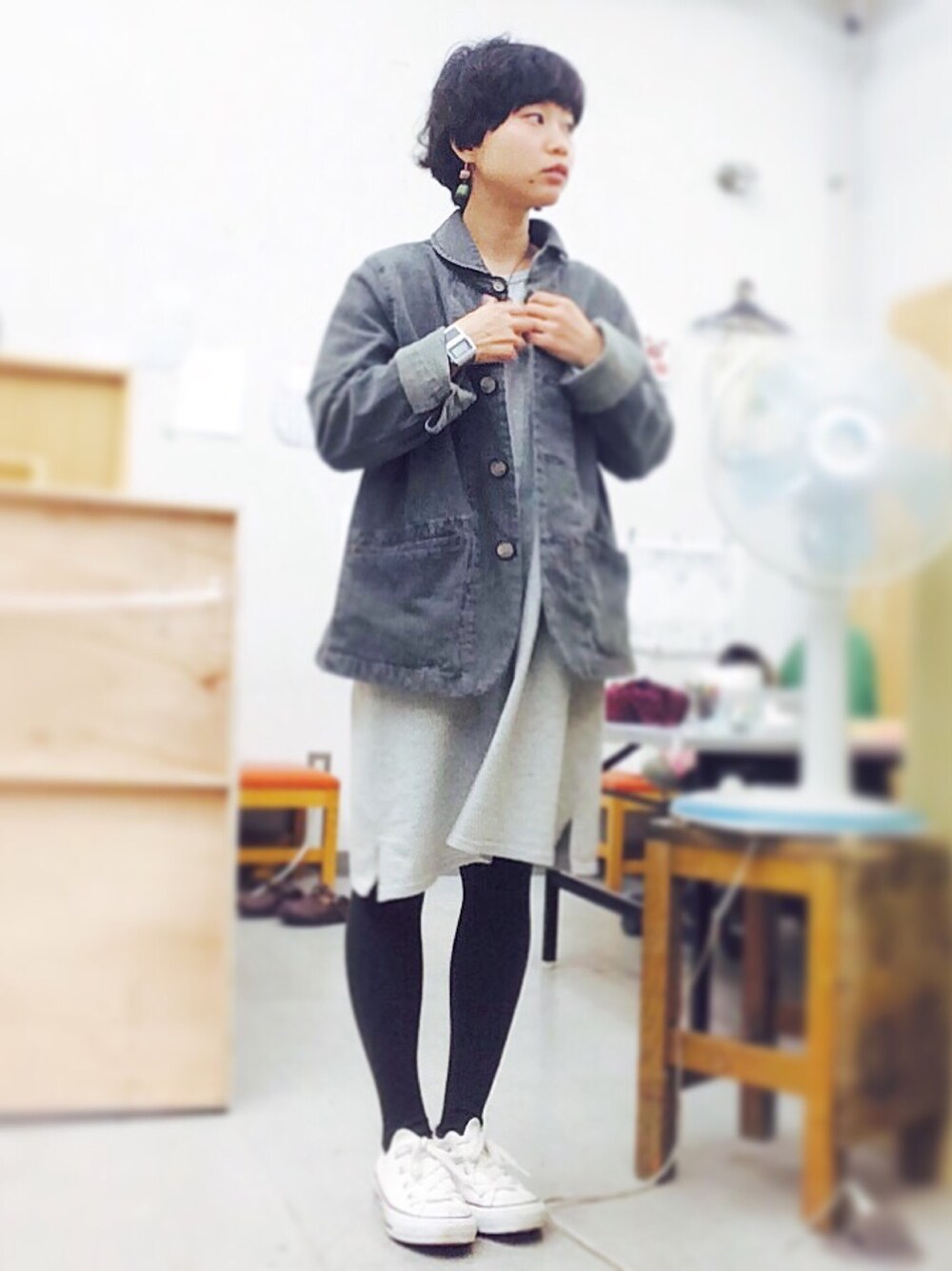 「グレー、ラクチンコーデ、ワンピース、秋のコーデ、白スニーカー、コンバース」｜「usedのアイテム（ジャケット/アウター、ブラック系）」を使った、ヒラマツワカバさん（レディース・145cm）の秋コーディネートの1枚目の写真