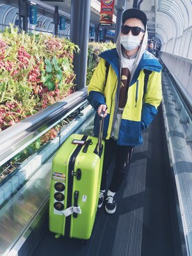 「travel」｜「アイテム（マウンテンパーカー）」を使った、Denzel Chengさん（メンズ・172cm）の冬コーディネート