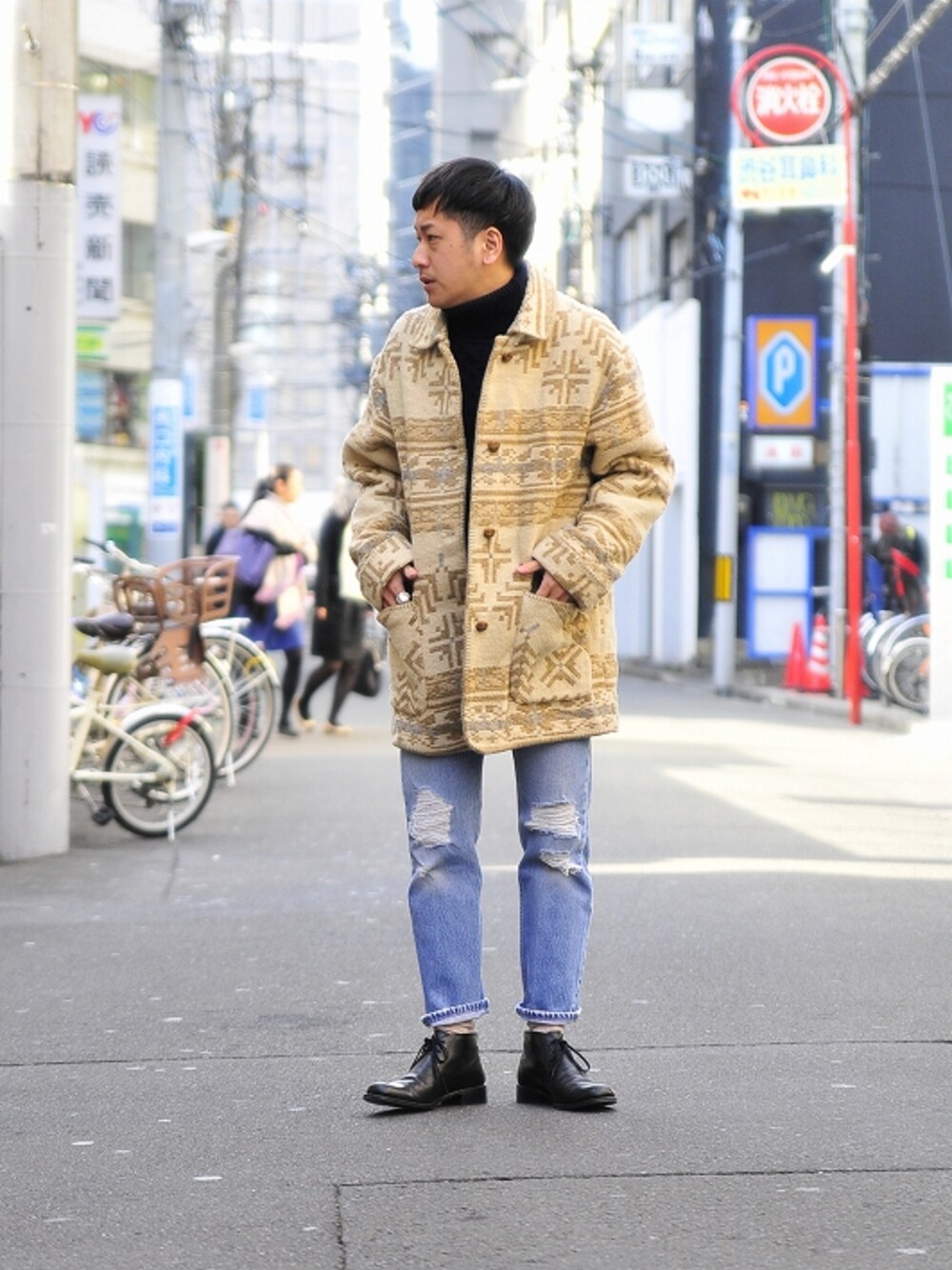 「タートルネック、チャッカブーツ、ダメージデニム、古着コーデ、ブルーデニム、ブランケットコート」｜「no brandのBlanket Coat（その他アウター、ホワイト系）」を使った、TsukasaKanamaruさん（メンズ・168cm）の冬コーディネートの1枚目の写真