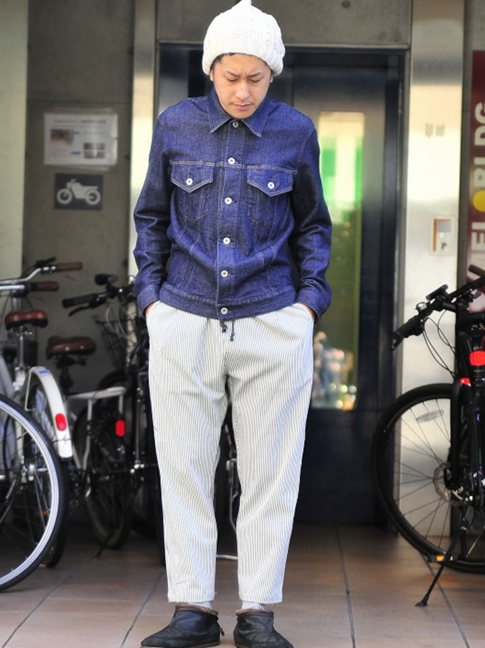 「デニムジャケット、ストライプ、Gジャン、ストライプパンツ、インディゴ、ヒッコリー」｜「FLISTFIAのDenim Jacket（デニムジャケット、グリーン系）」を使った、TsukasaKanamaruさん（メンズ・168cm）の冬コーディネートの1枚目の写真