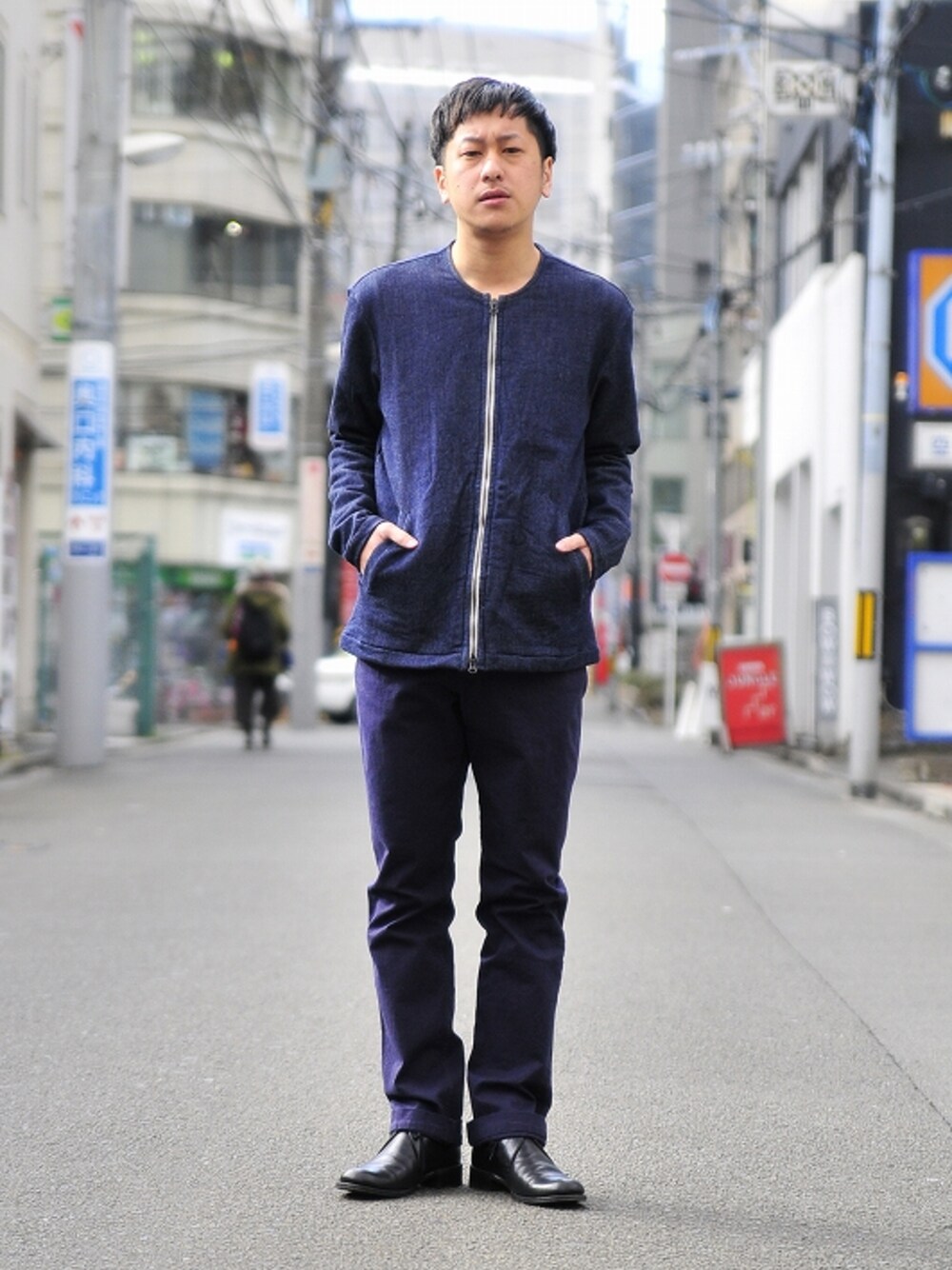 「デニム、デニムジャケット、ネイビー、ノーカラージャケット、ネイビーコーデ」｜「FLISTFIAのDenim Zip Jacket（デニムジャケット、ブルー系）」を使った、TsukasaKanamaruさん（メンズ・168cm）の冬コーディネートの1枚目の写真