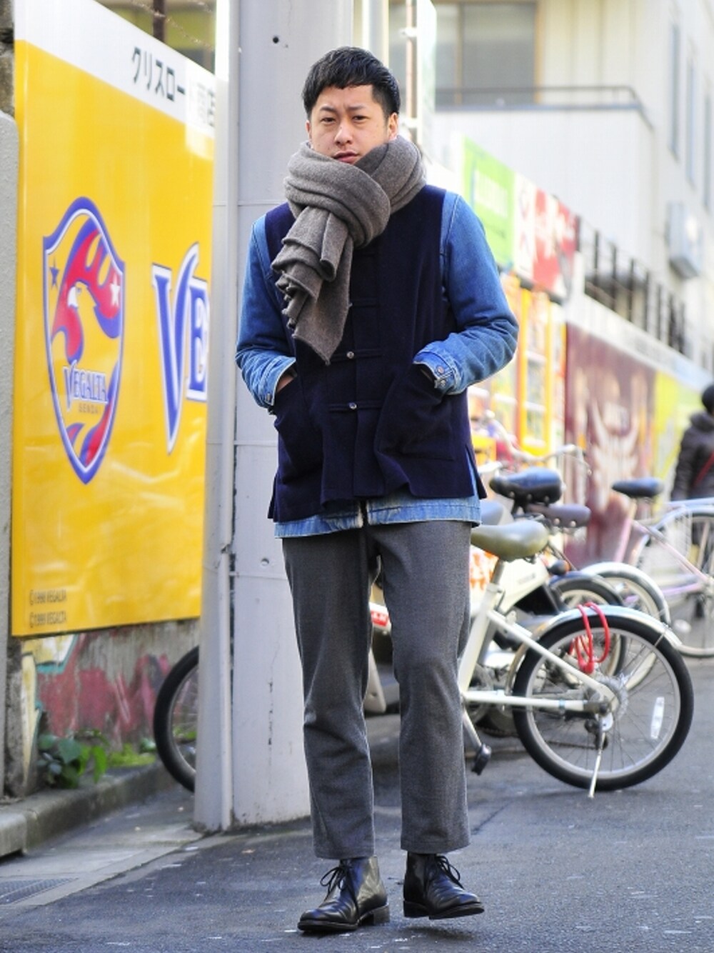 「古着、デニム、マフラー、デニムジャケット、スラックス、ベスト、チャッカブーツ、古着MIX、ボアジャケット」｜「HEALTHのChina Vest（ベスト、ブルー系）」を使った、TsukasaKanamaruさん（メンズ・168cm）の冬コーディネートの1枚目の写真