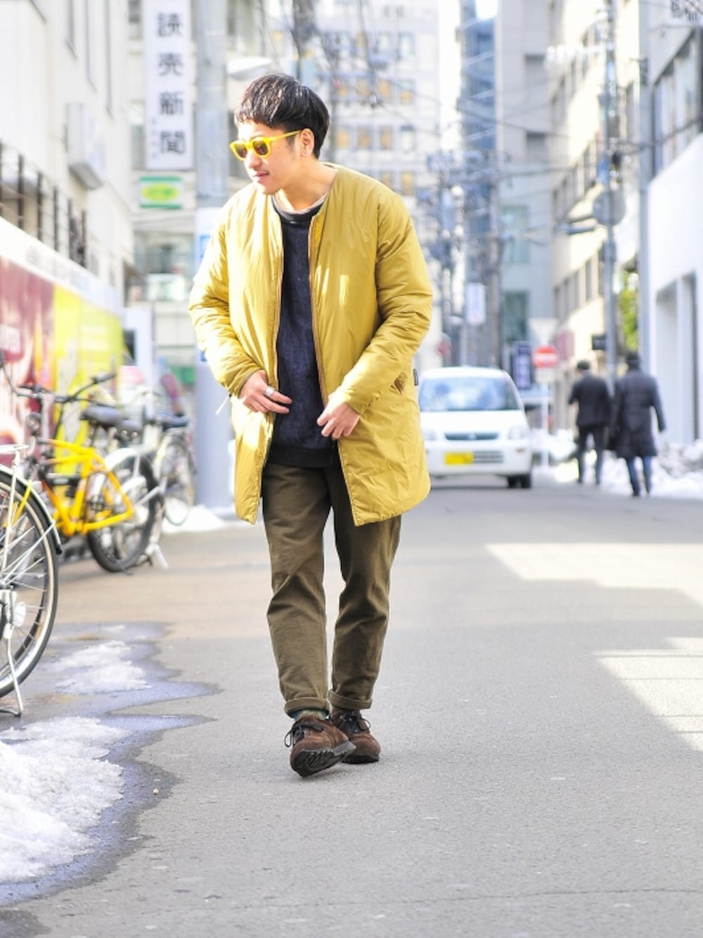 「スウェットパンツ、スニーカー、サングラス、ノーカラーコート」｜「WILD THINGSのPRIMALOFT CREW SWEATER LONG（その他アウター、ベージュ系）」を使った、TsukasaKanamaruさん（メンズ・168cm）の冬コーディネートの1枚目の写真