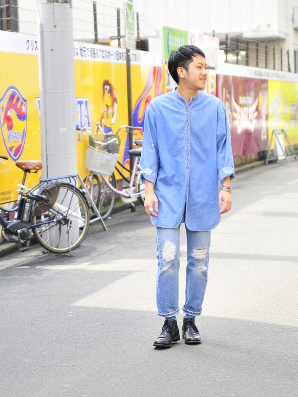 「古着、デニム、デニムシャツ、チャッカブーツ、クラッシュデニム、デニムオンデニム、ノーカラーシャツ」｜「no brandのUsed Denim Shirts（シャツ/ブラウス、ブルー系）」を使った、TsukasaKanamaruさん（メンズ・168cm）の春コーディネートの1枚目の写真