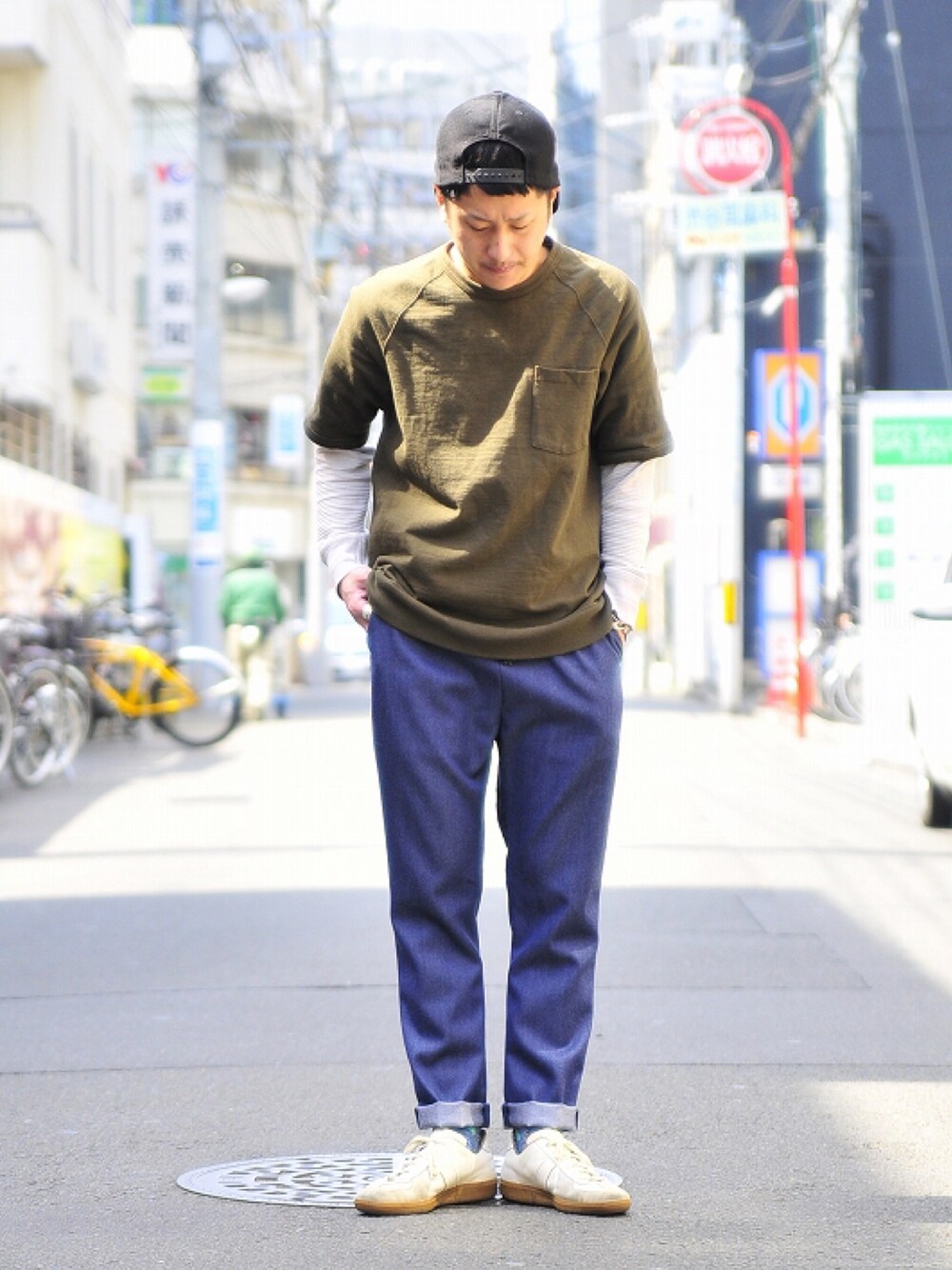 「春、カジュアル、デニムパンツ、スウェット」｜「古着のアイテム（キャップ、ブラック系）」を使った、TsukasaKanamaruさん（メンズ・168cm）の春コーディネートの1枚目の写真