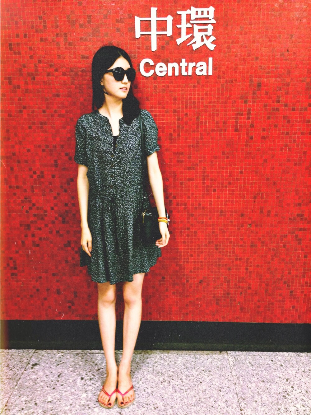「dress、mother、havaianas、redxred」｜「redxredの萬能小黑包（ショルダーバッグ、ブラック系）」を使った、紅さん（レディース・179cm）の夏コーディネートの1枚目の写真