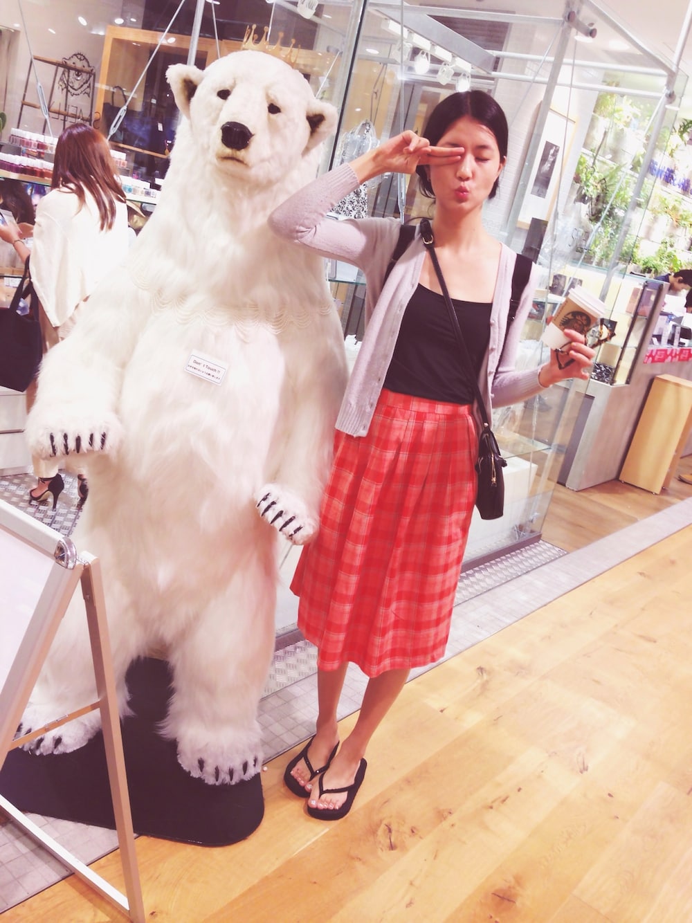 「TOKYO、redxred、polarbear」｜「redxredの萬能小黑包（ショルダーバッグ、ブラック系）」を使った、紅さん（レディース・179cm）の夏コーディネートの1枚目の写真
