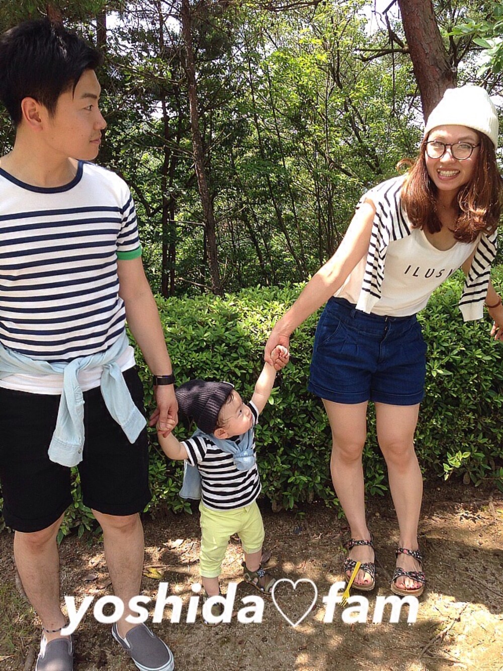 「ボーダー、カモフラ、パステルカラー、親子コーデ、パパとお揃い」｜「GAPのアイテム（その他パンツ、イエロー系）」を使った、shugoさん（キッズ・70cm）の夏コーディネートの1枚目の写真