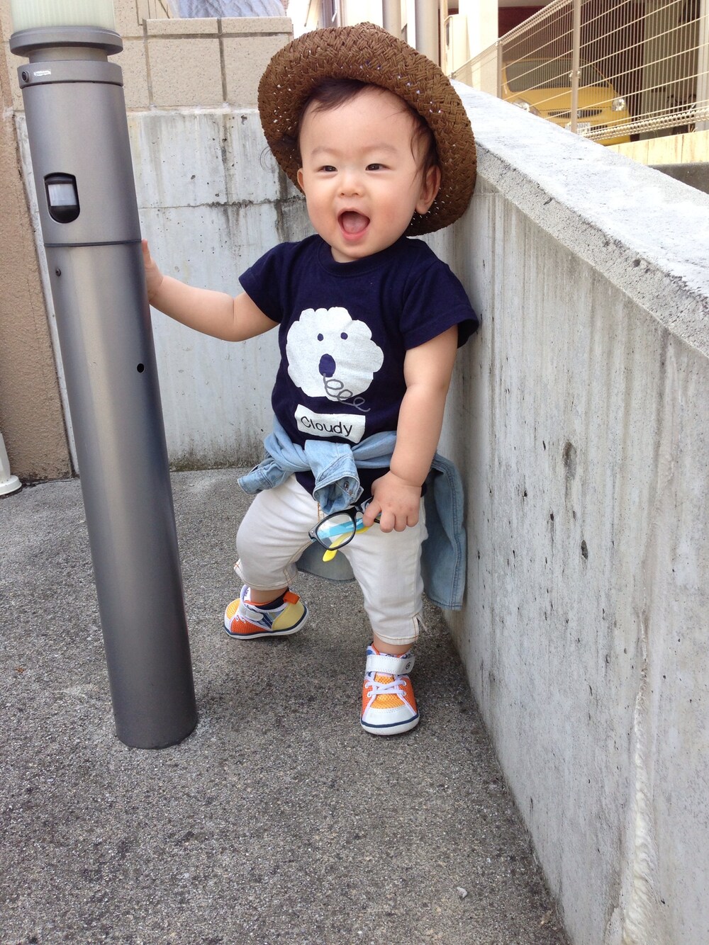 「ハイカットスニーカー、白パンツ、麦わら帽子、腰巻きスタイル」｜「H&Mのデニムシャツ（シャツ/ブラウス、ブルー系）」を使った、shugoさん（キッズ・70cm）の夏コーディネートの1枚目の写真