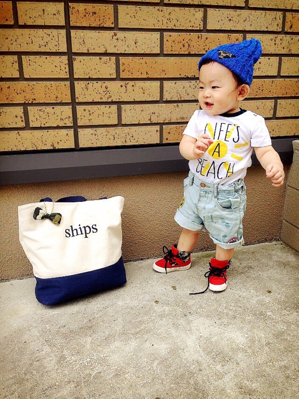 「青×赤、トートバッグ」｜「ZARA KIDSのデニムショートパンツ（デニムパンツ、ブルー系）」を使った、shugoさん（キッズ・70cm）の夏コーディネートの1枚目の写真