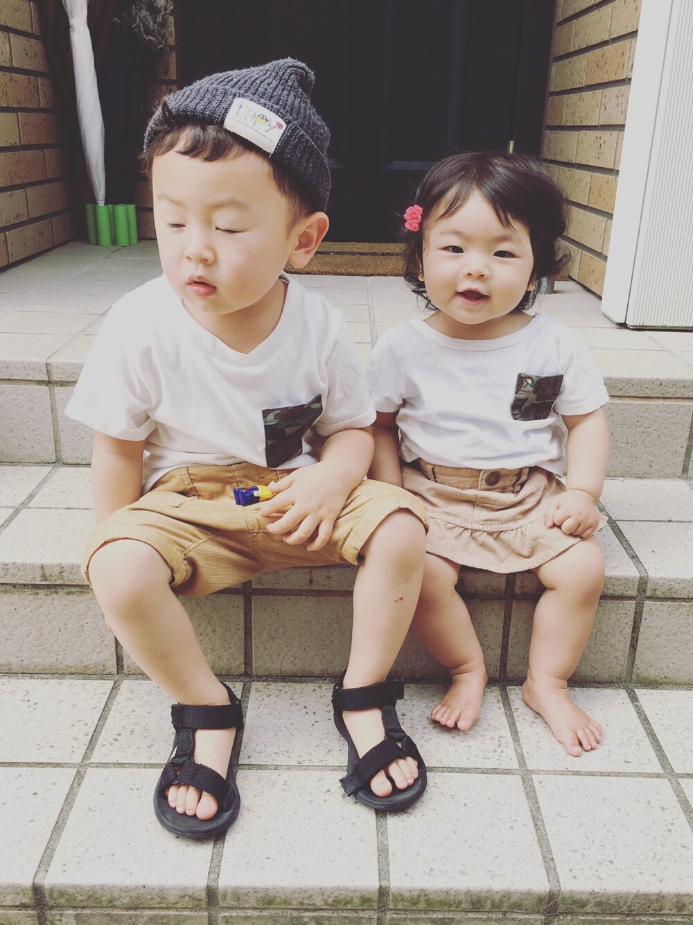 「カジュアルコーデ、kids、女の子、男の子、キッズコーデ、おそろいコーデ、ポケットＴシャツ、カモフラ、リンクコーデ、グローバルワーク(GLOBAL WORK)」｜「GLOBAL WORKの【キッズ】ライトウェイトサンダル16/711761（サンダル、ブラック系）」を使った、shugoさん（キッズ・90cm）の夏コーディネートの1枚目の写真