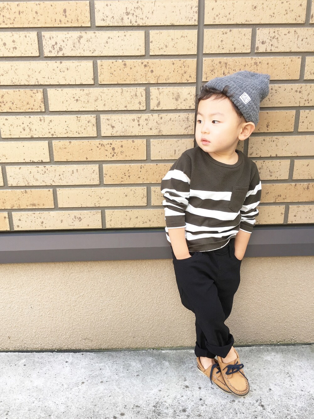 「kids、シンプル、カジュアル、休日スタイル、ボーダー、チノパン、ニット帽、チャオパニックティピー(CIAOPANIC TYPY)」｜「ZARA KIDSのアイテム（モカシン/デッキシューズ、イエロー系）」を使った、shugoさん（キッズ・90cm）の秋コーディネートの1枚目の写真