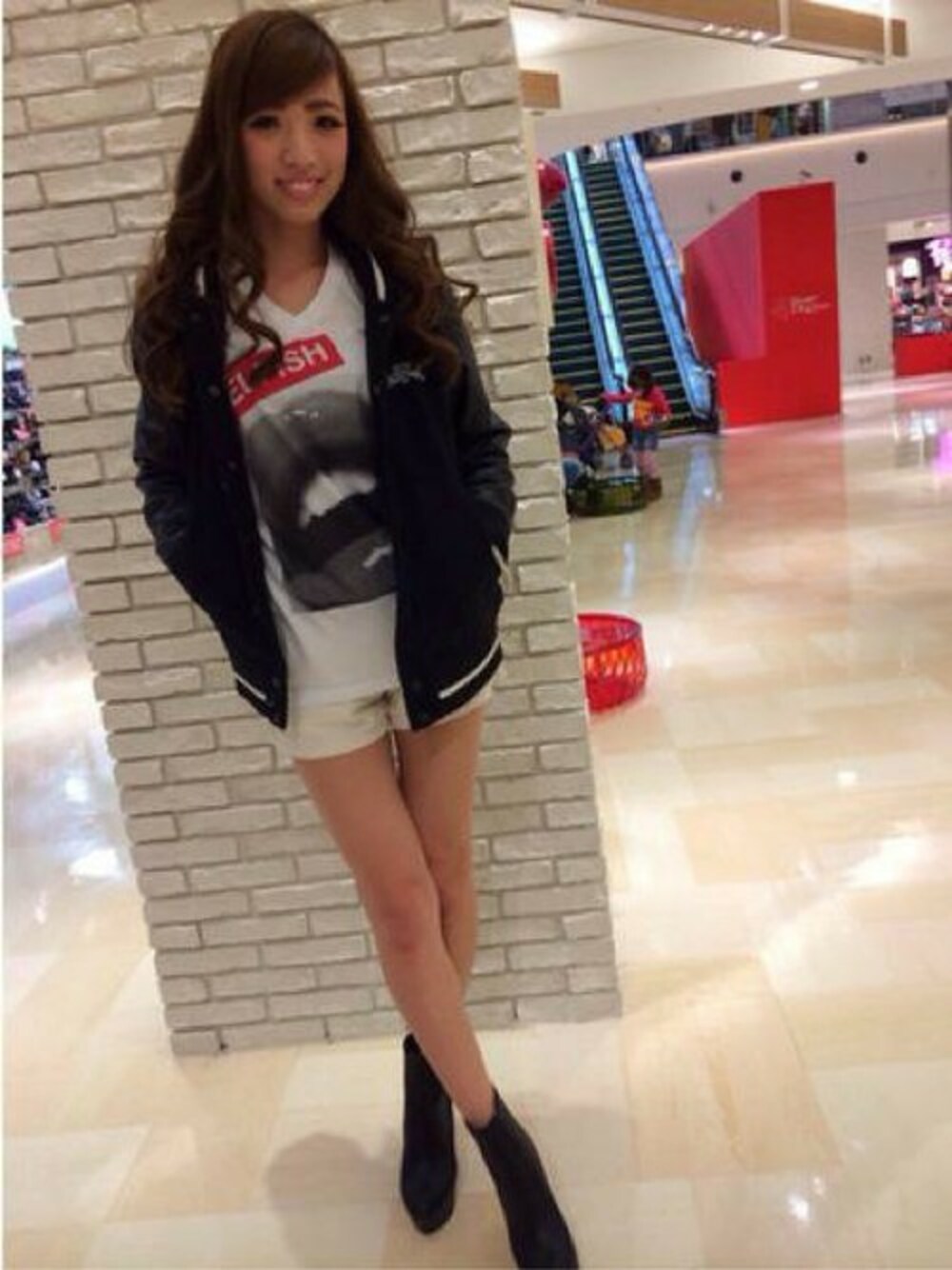 ブラック系のスタジャン、ホワイト系のTシャツ/カットソー、ホワイト系のその他パンツを着用したレディースの冬コーディネートの1枚目の写真