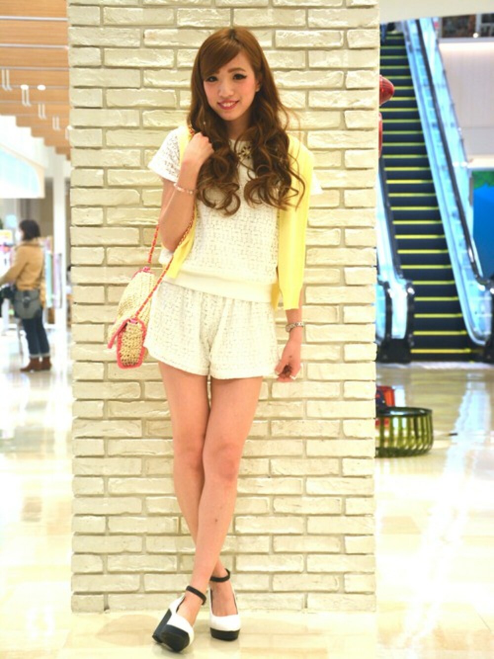 ホワイト系のその他パンツ、ホワイト系のTシャツ/カットソー、ピンク系のショルダーバッグを着用したレディースの春コーディネートの1枚目の写真