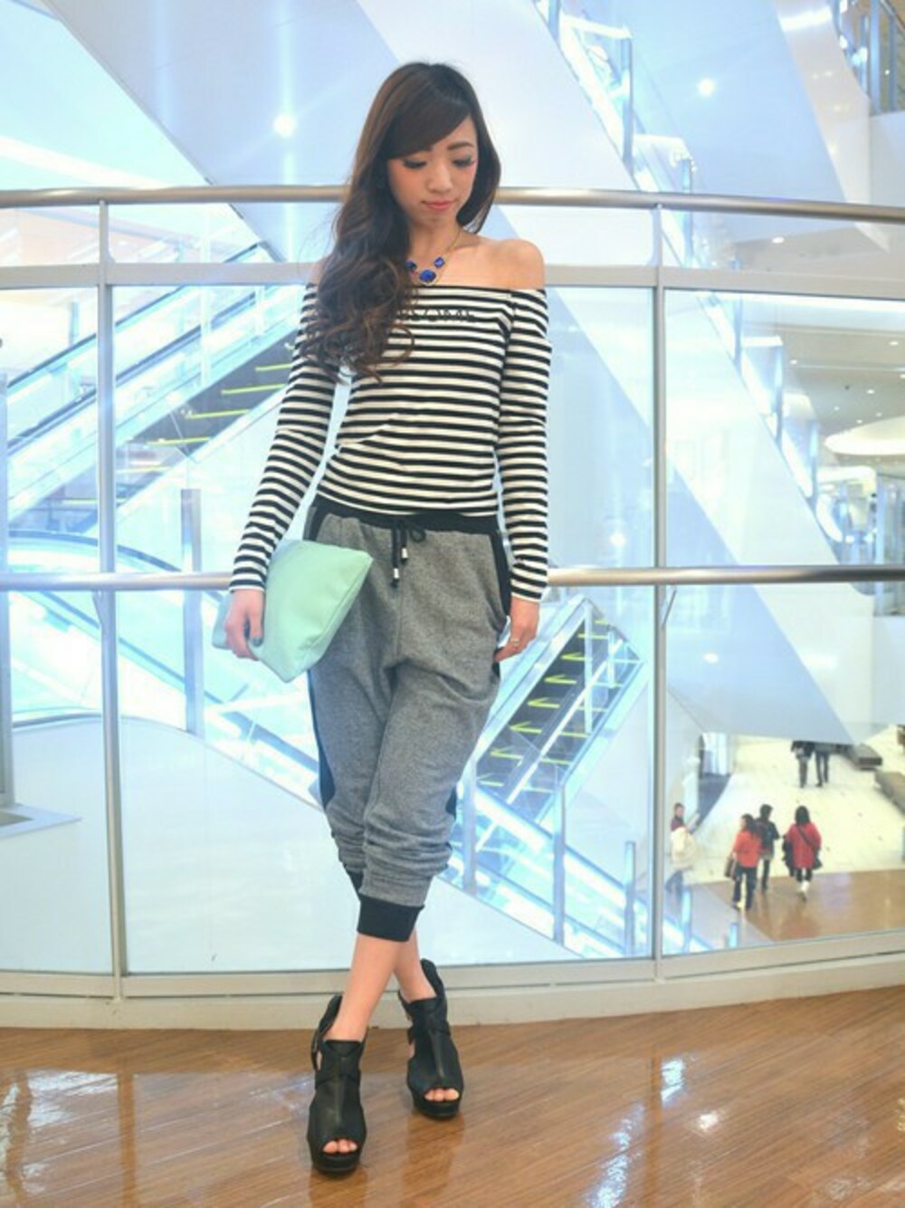 ホワイト系のTシャツ/カットソー、グレー系のその他パンツ、ブラック系のサンダルを着用したレディースの春コーディネートの1枚目の写真