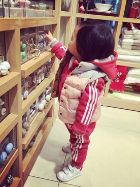 「adidas Originals（アディダスオリジナルス）のアイテム（その他アウター、レッド系）」を使った、EvaBabyさん（キッズ）の冬コーディネート