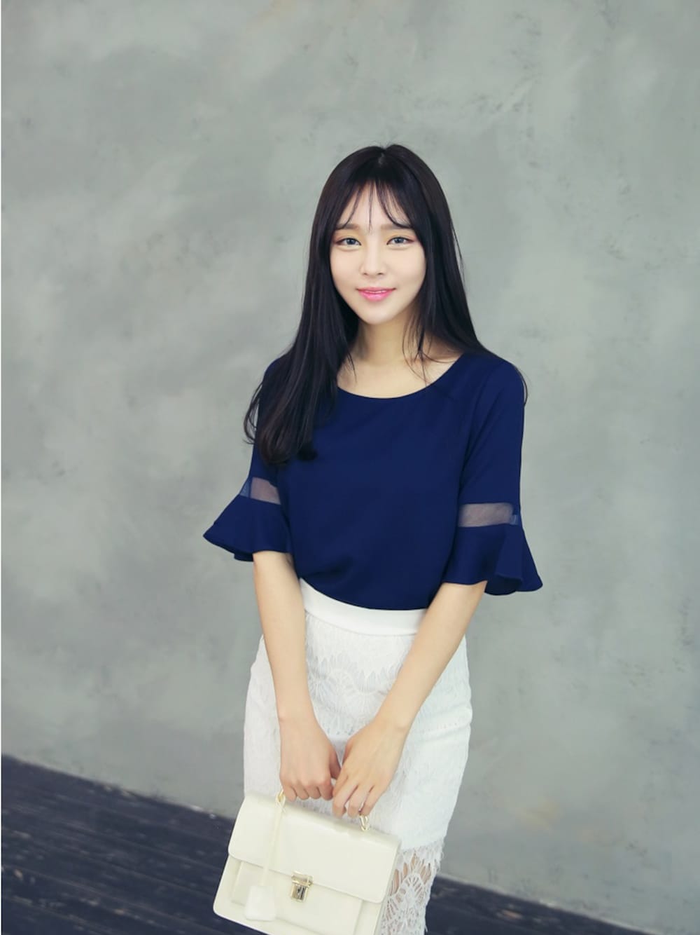 ブルー系のシャツ/ブラウスを着用したレディースの夏コーディネートの1枚目の写真