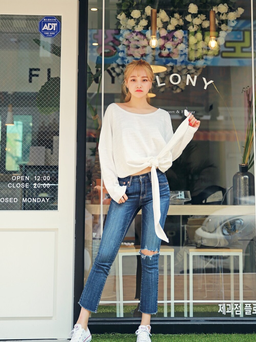 ホワイト系のTシャツ/カットソーを着用したレディースの夏コーディネートの1枚目の写真