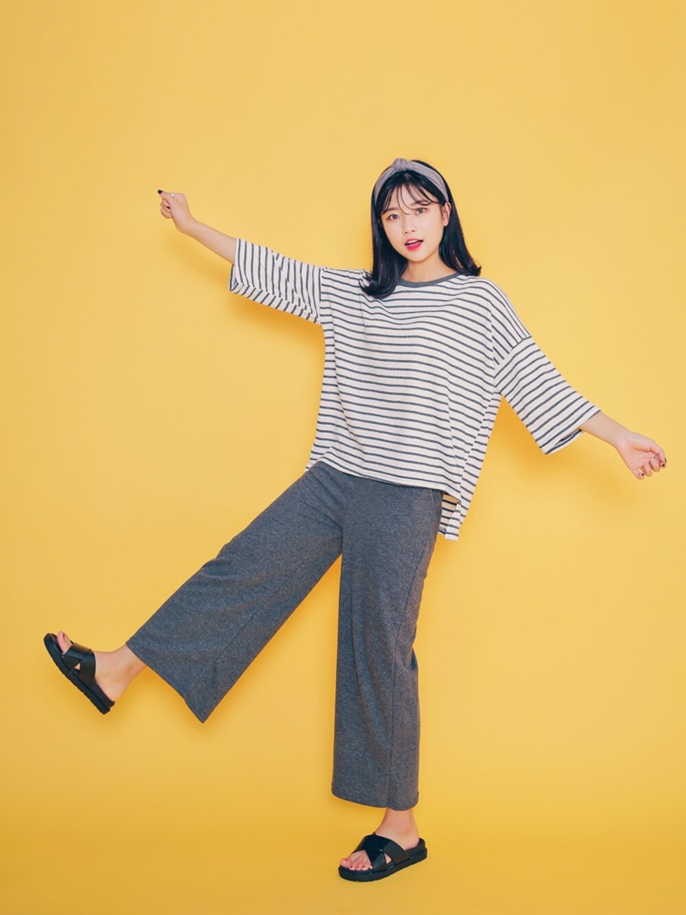 グレー系のTシャツ/カットソーを着用したレディースの夏コーディネートの1枚目の写真
