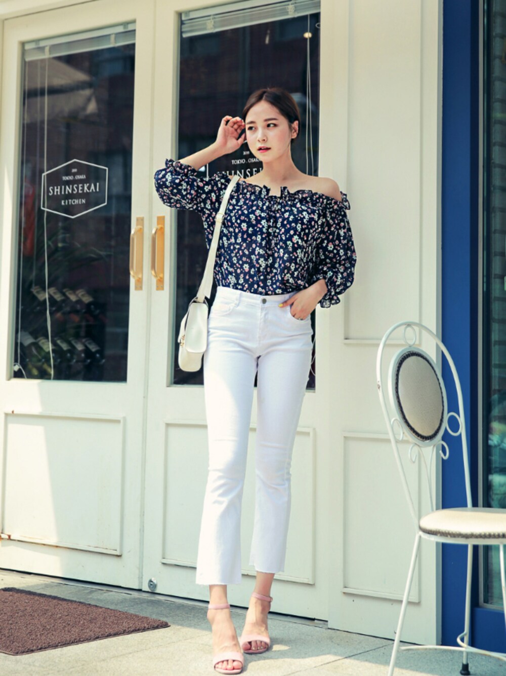 ブルー系のシャツ/ブラウス、ホワイト系のその他パンツ、ピンク系のサンダルを着用したレディースの夏コーディネートの1枚目の写真